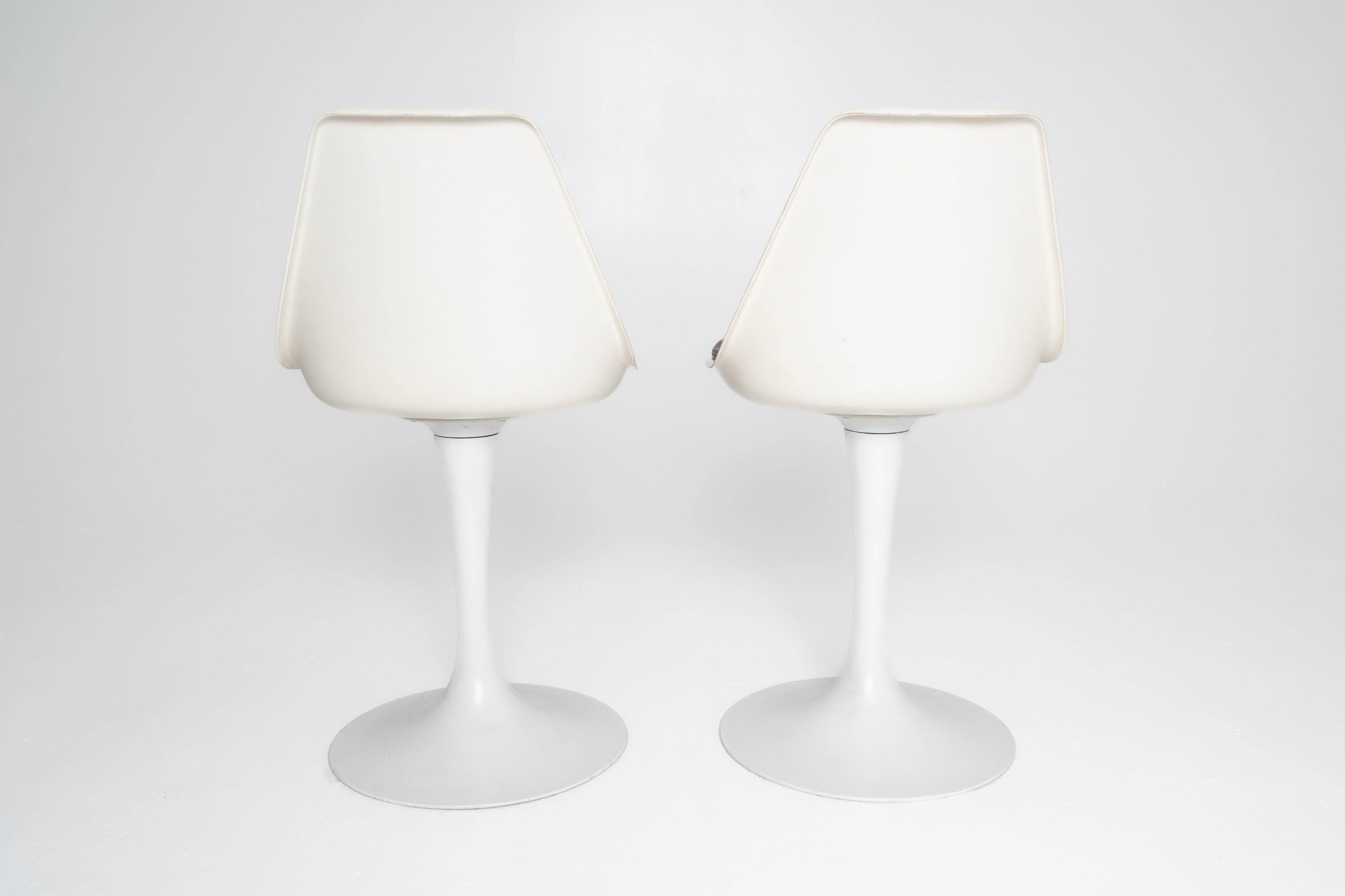 Pair of Vintage White Counter-Height Tulip Chairs by Burke Inc., 1960s For Sale 4