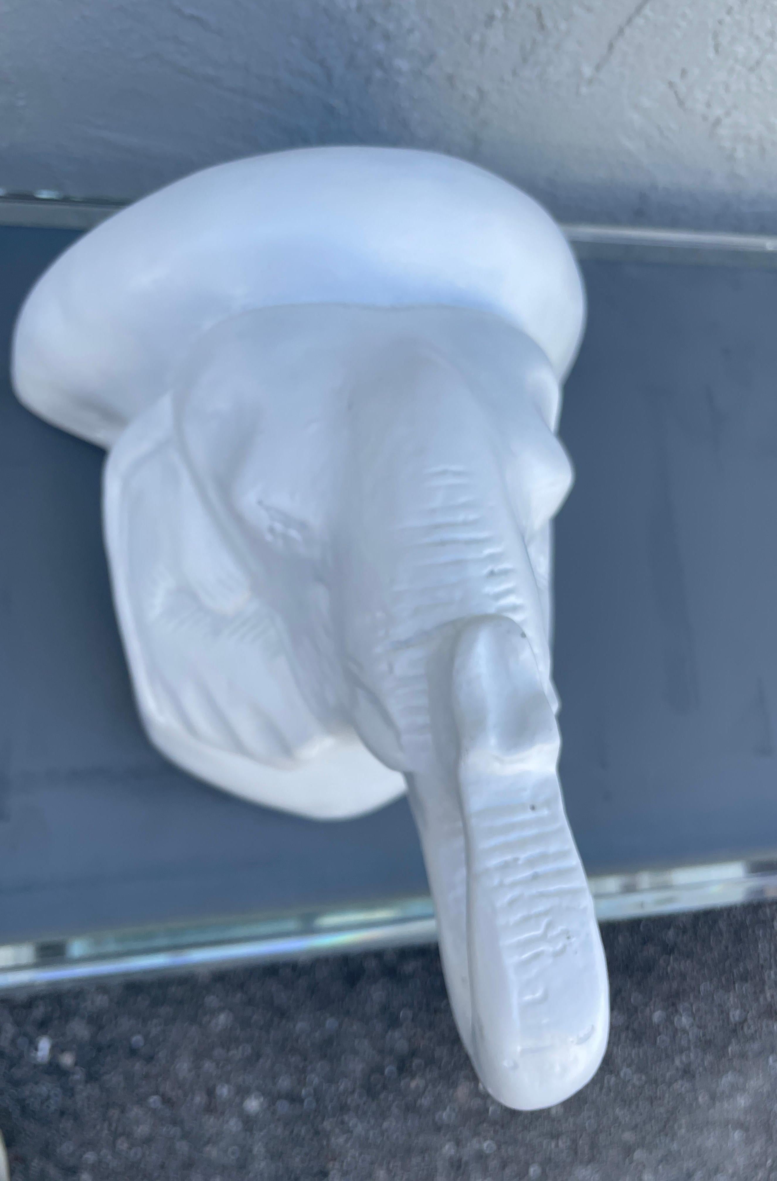 Paar von Vintage White Elephant Wandhalterungen (Gips) im Angebot