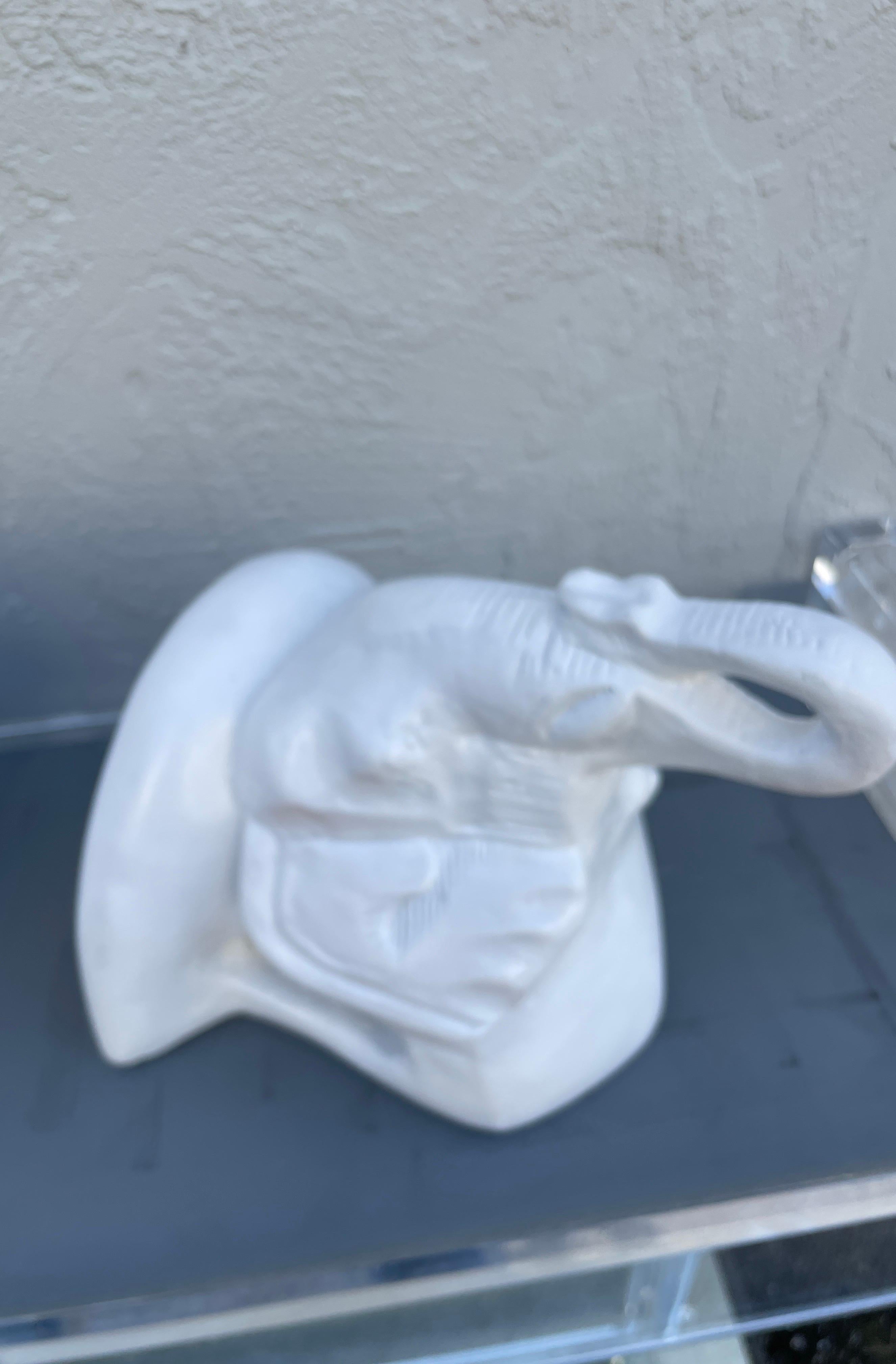 Paar von Vintage White Elephant Wandhalterungen im Angebot 1