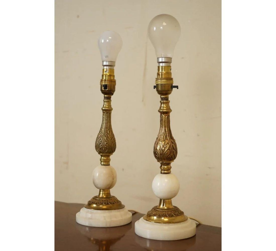 Victorien Paire de lampes de table vintage en marbre blanc et laiton