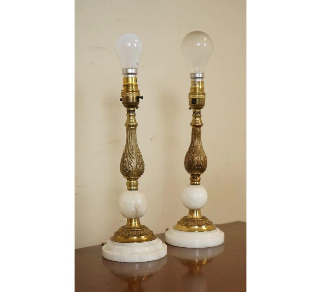 Britannique Paire de lampes de table vintage en marbre blanc et laiton