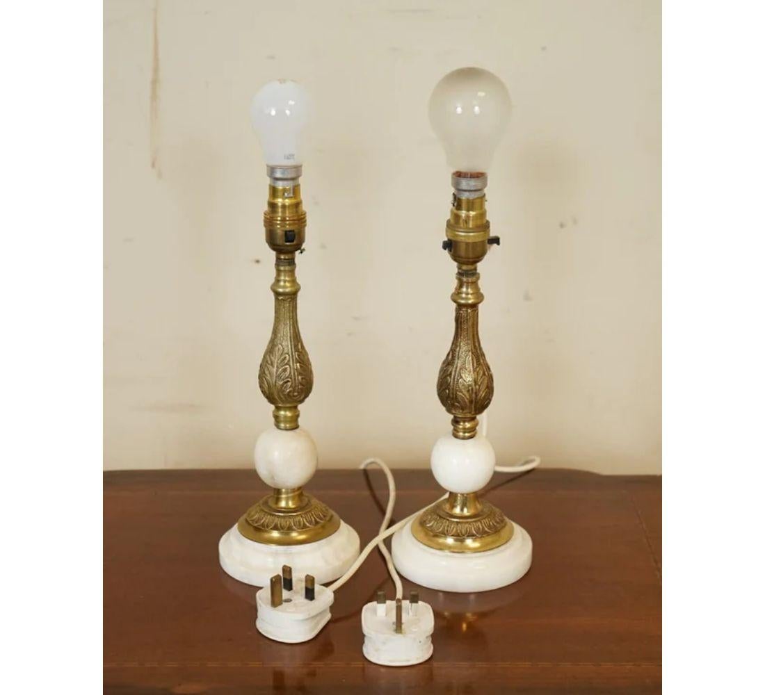 Laiton Paire de lampes de table vintage en marbre blanc et laiton