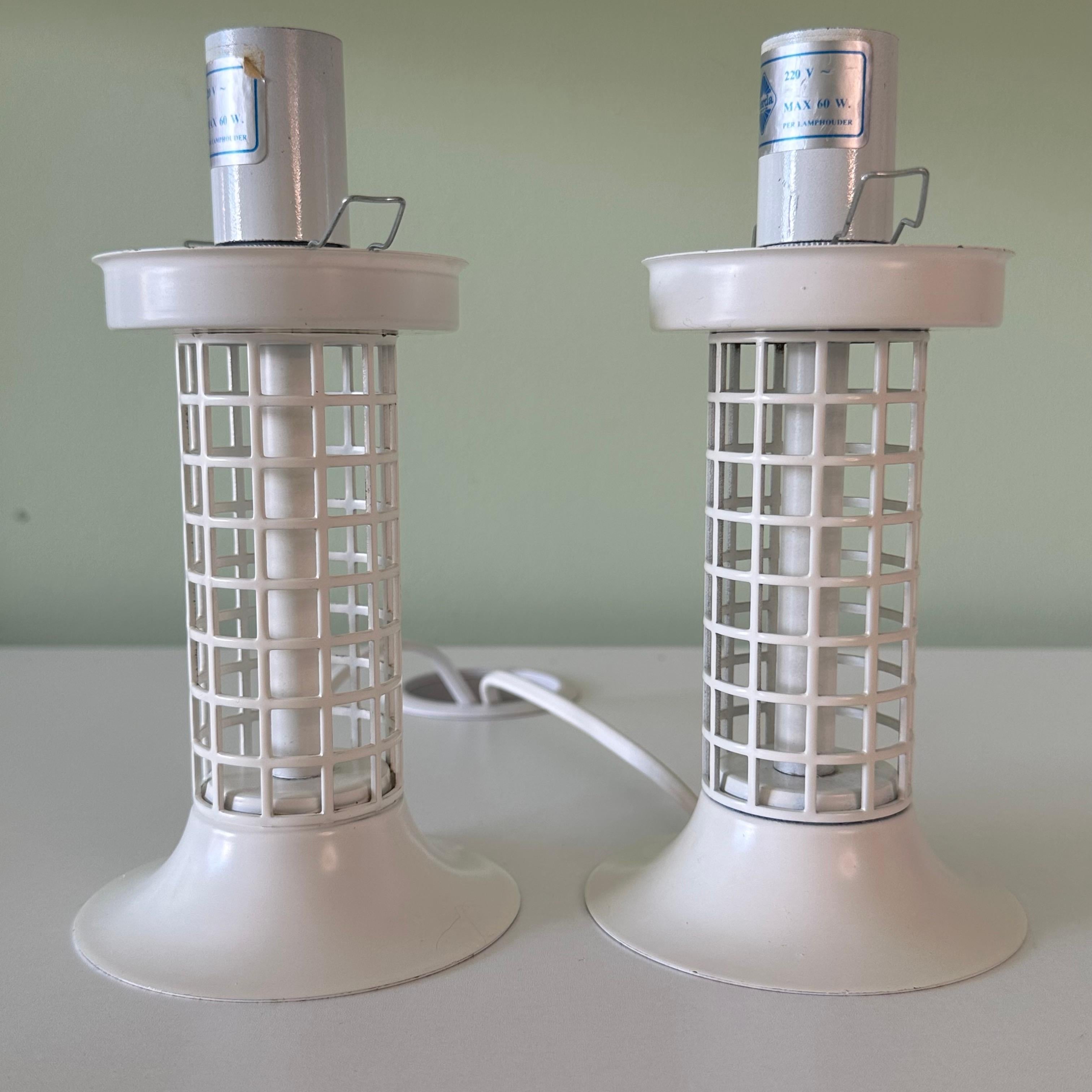 Paire de lampes de bureau à globe modernistes blanches vintage en vente 4
