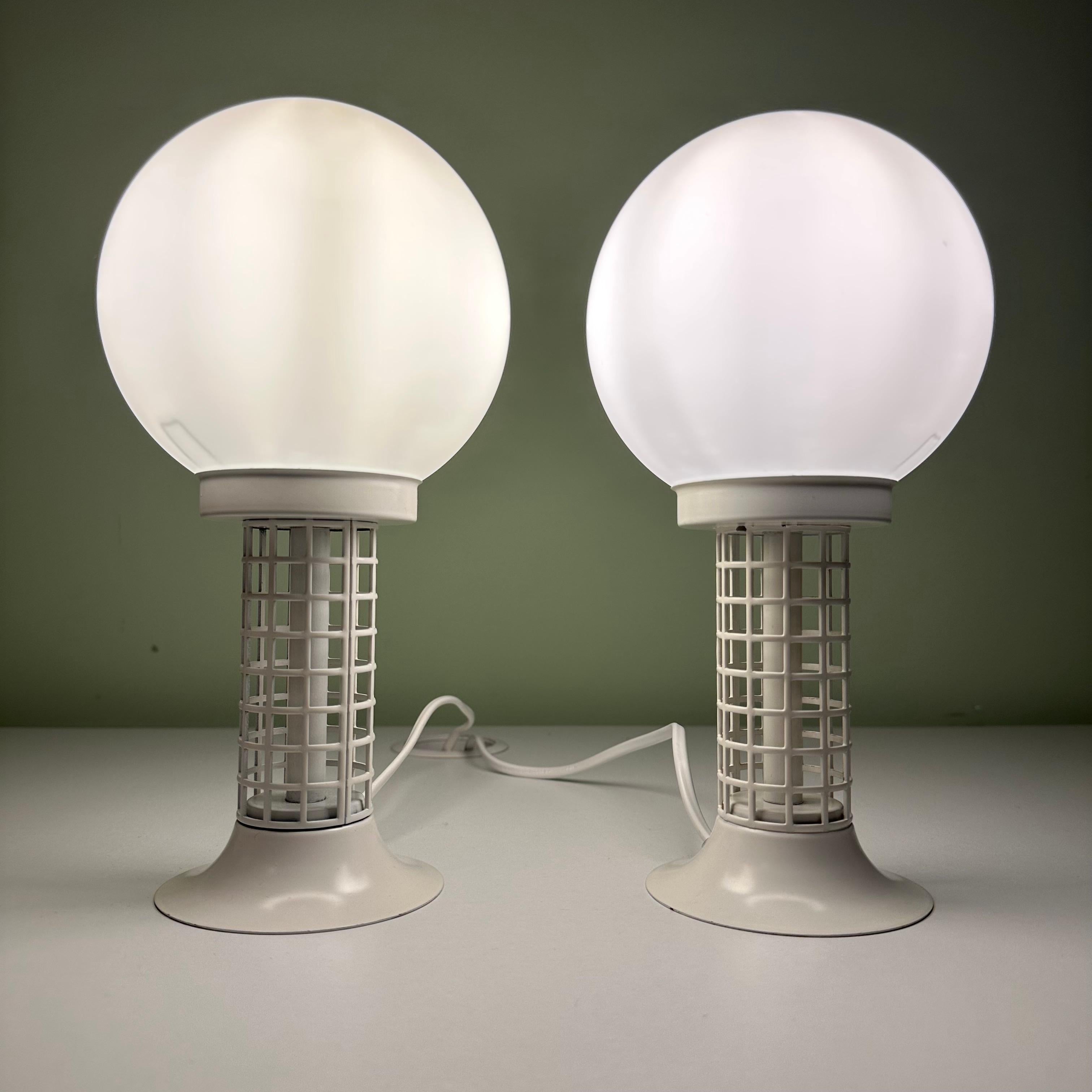 Pair of Vintage White Modernist Globe Table Lamps In Good Condition For Sale In Amityville, NY