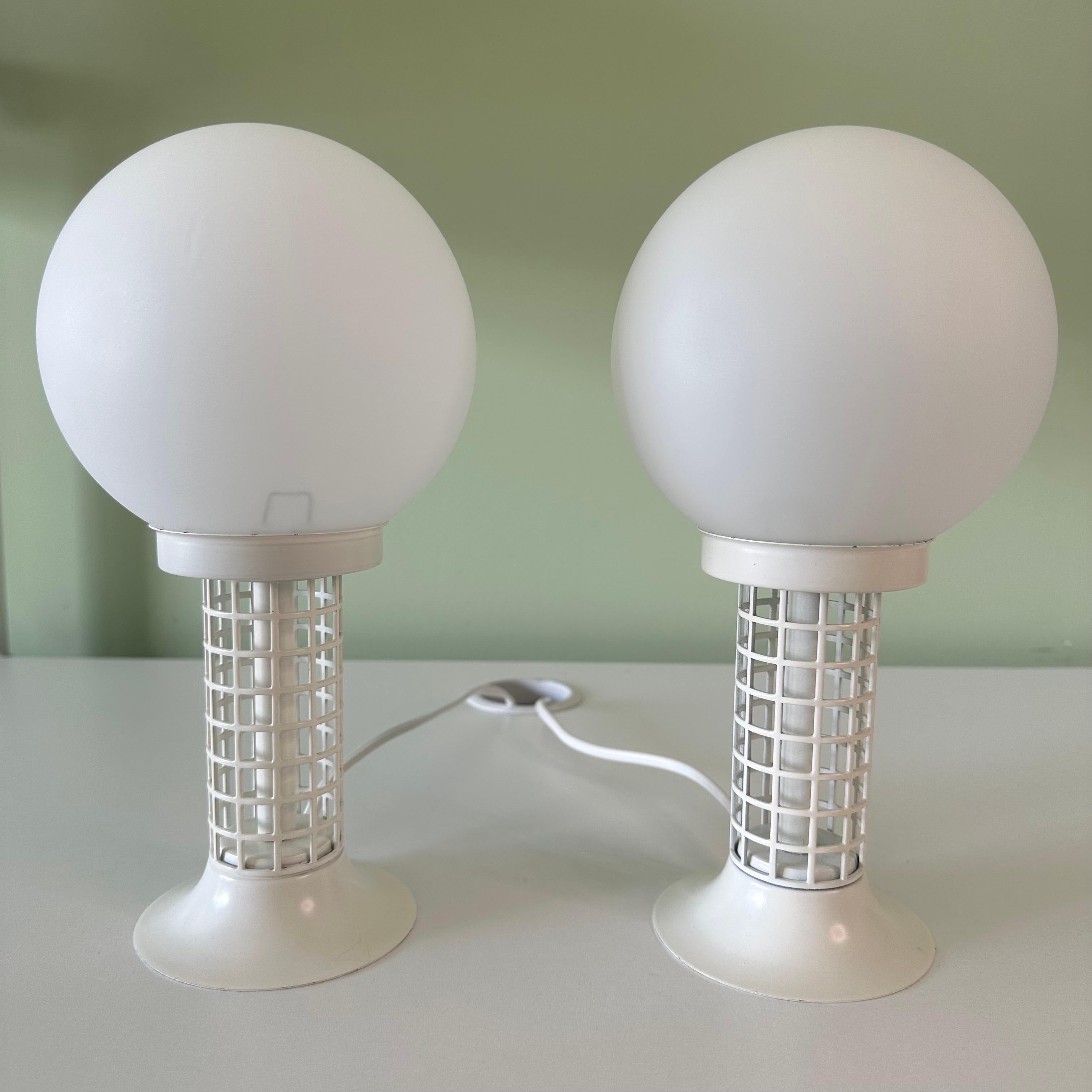 Late 20th Century Pair of Vintage White Modernist Globe Table Lamps For Sale