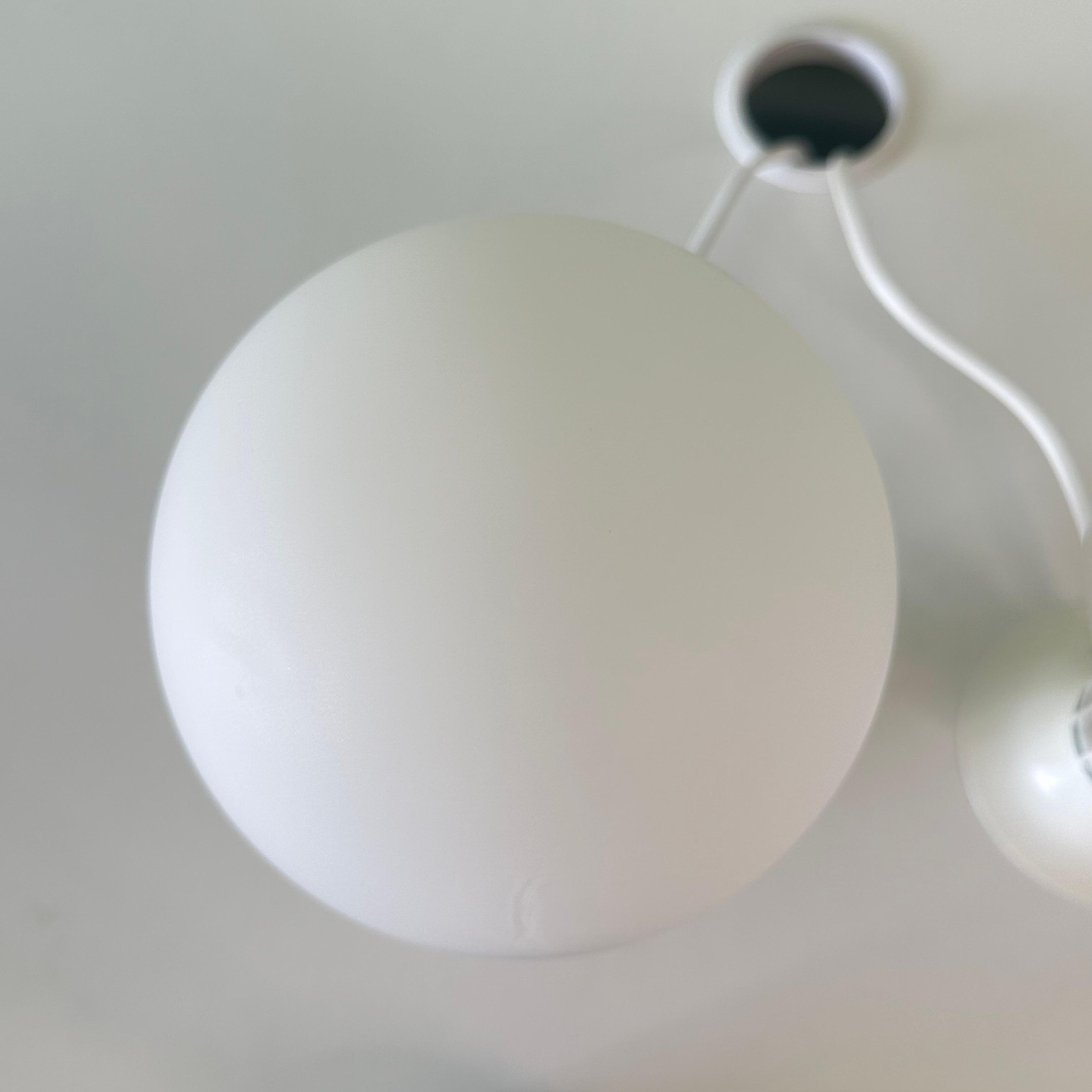 Pair of Vintage White Modernist Globe Table Lamps For Sale 1