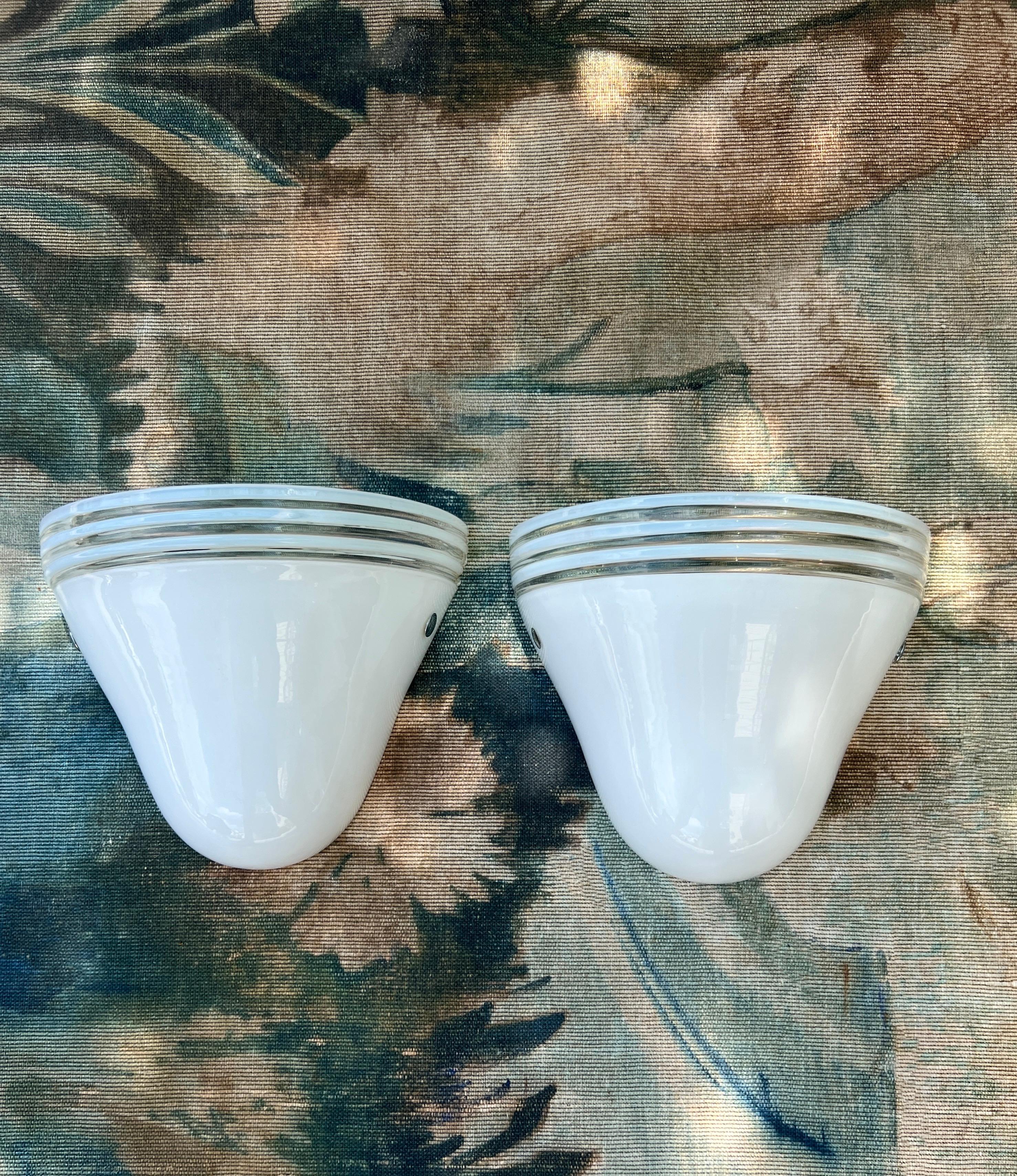 Paar Wandleuchter aus weißem Muranoglas von Leucos aus der Mitte des Jahrhunderts, um 1970 (Ende des 20. Jahrhunderts) im Angebot