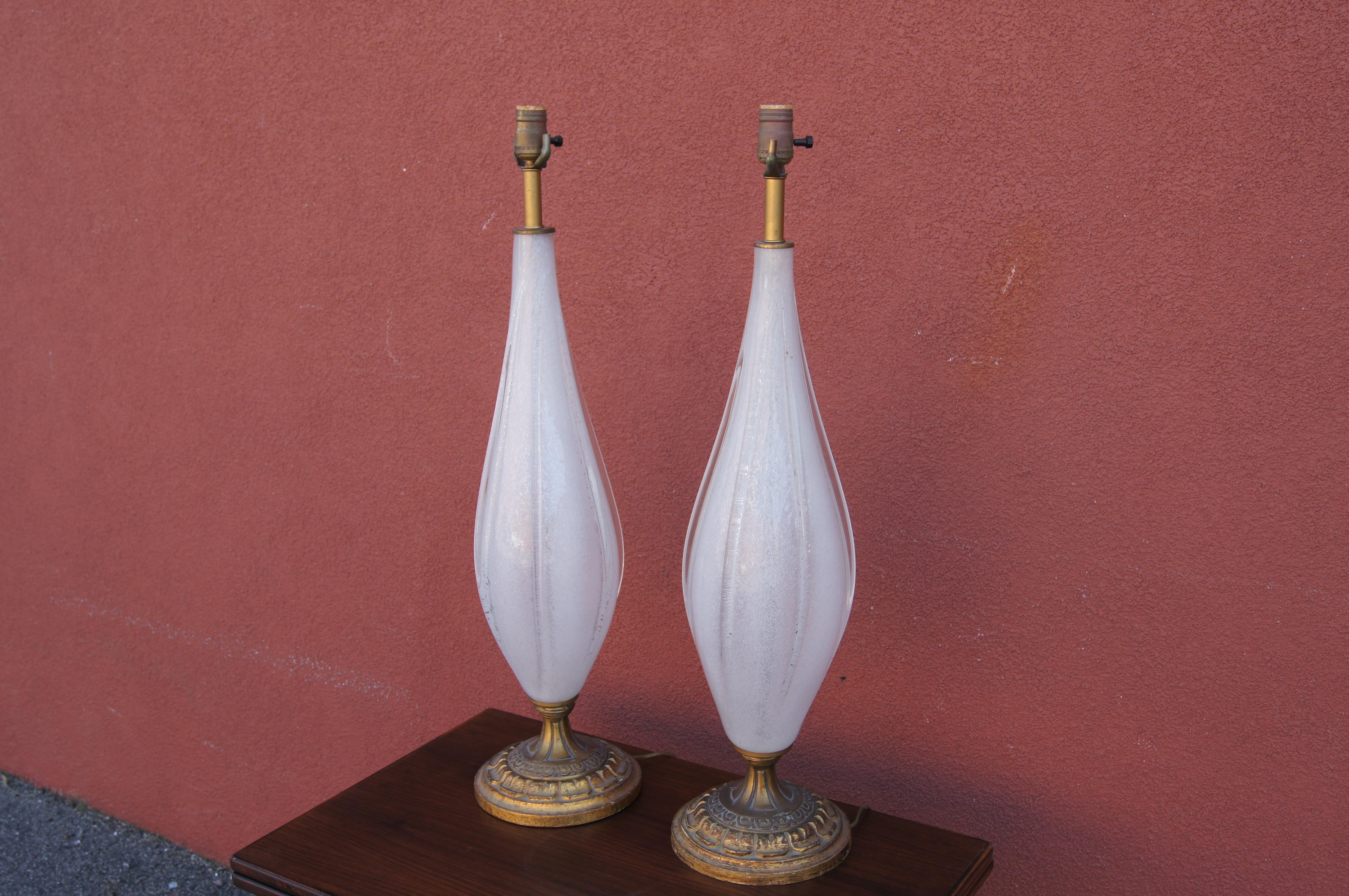 Dieses schlanke Paar italienischer Tischlampen besteht aus mundgeblasenen weißen Muranoglastropfen auf geschnitzten, goldfarbenen Holzsockeln.

Verkauft ohne Schirme.