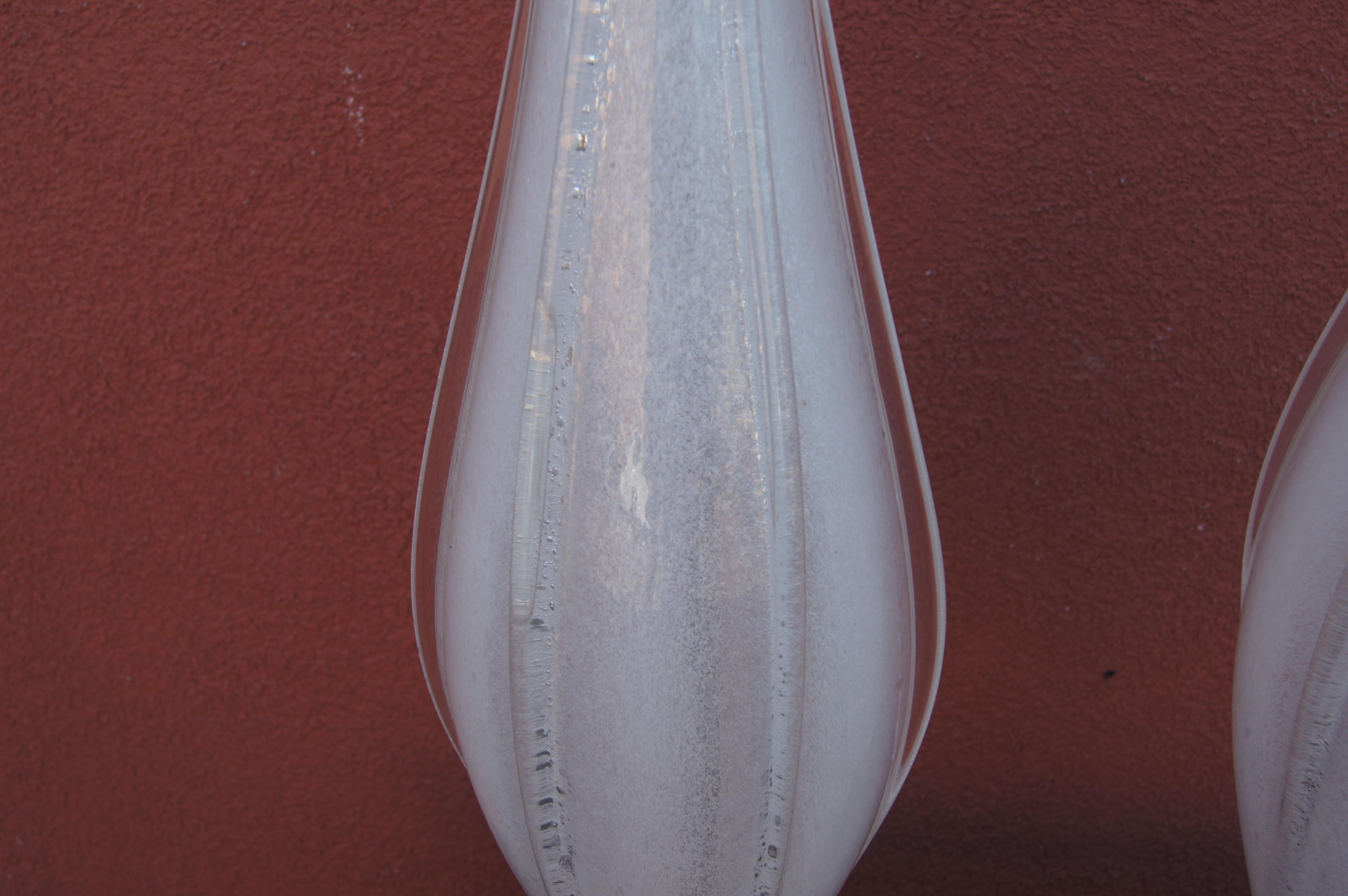 Paar weiße Muranoglas-Tischlampen im Vintage-Stil (Italienisch) im Angebot