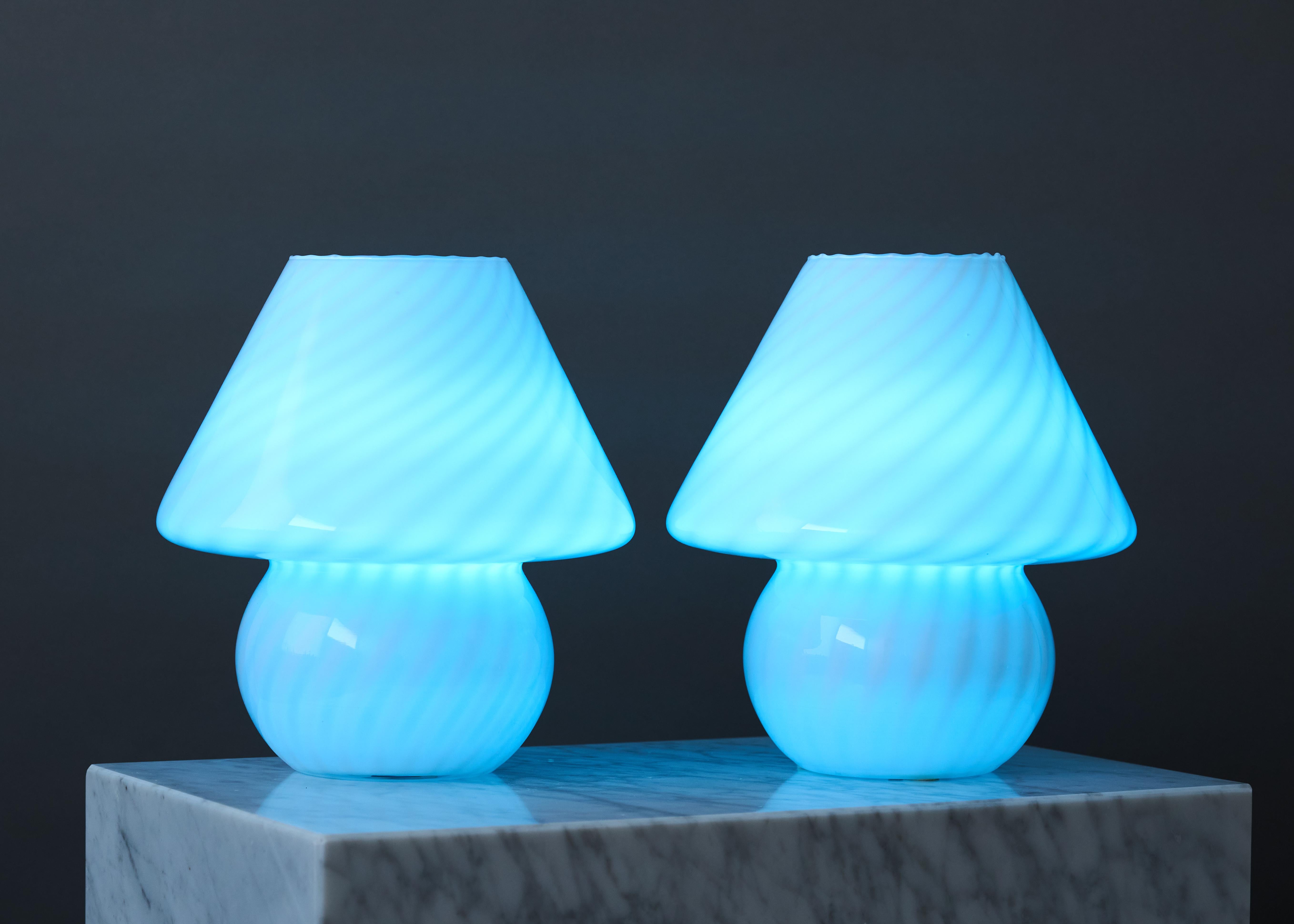 Pareja de lámparas de sobremesa vintage de cristal blanco de Murano en forma de seta, Italia, años 70 en venta 2