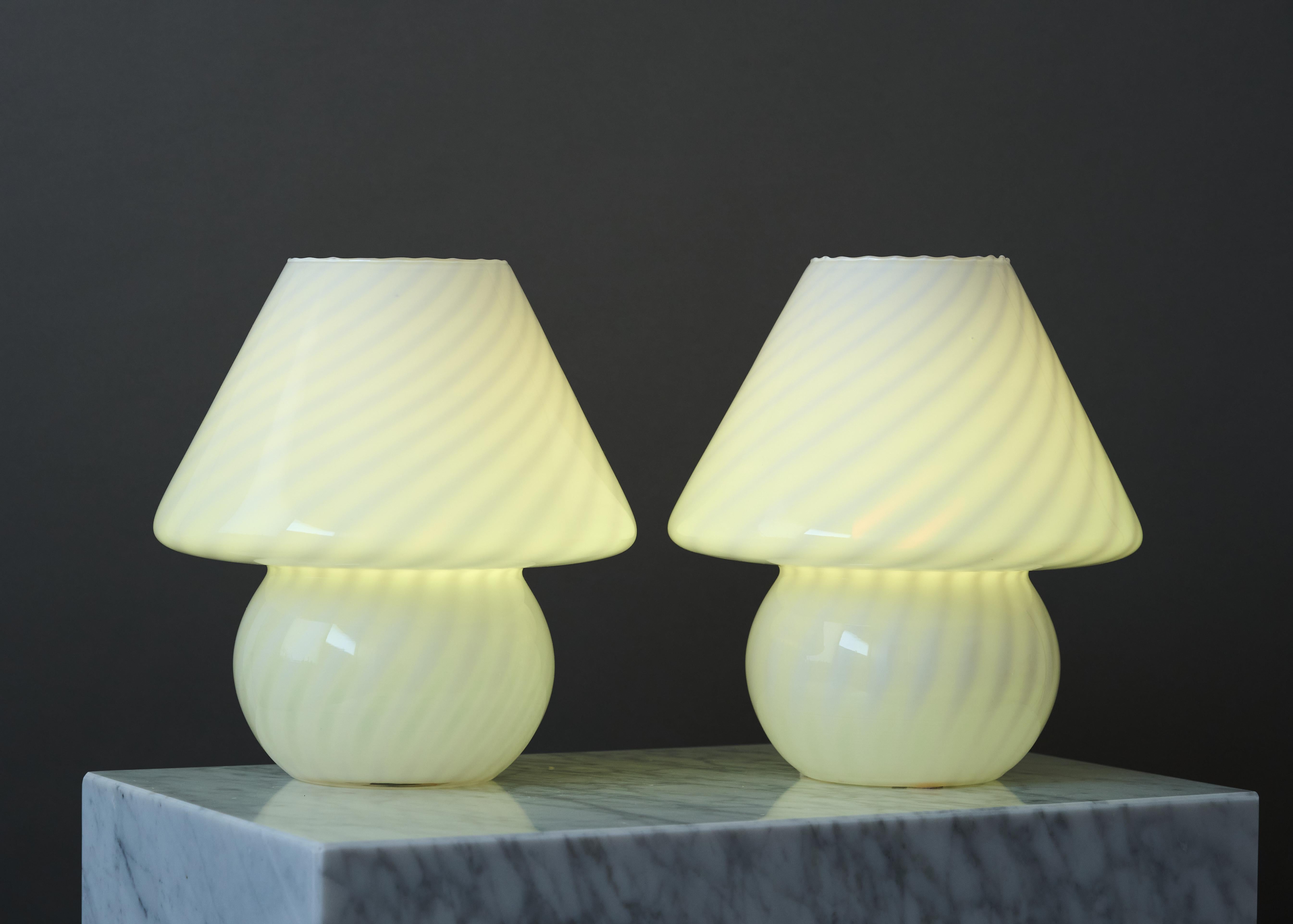 Pareja de lámparas de sobremesa vintage de cristal blanco de Murano en forma de seta, Italia, años 70 en venta 3