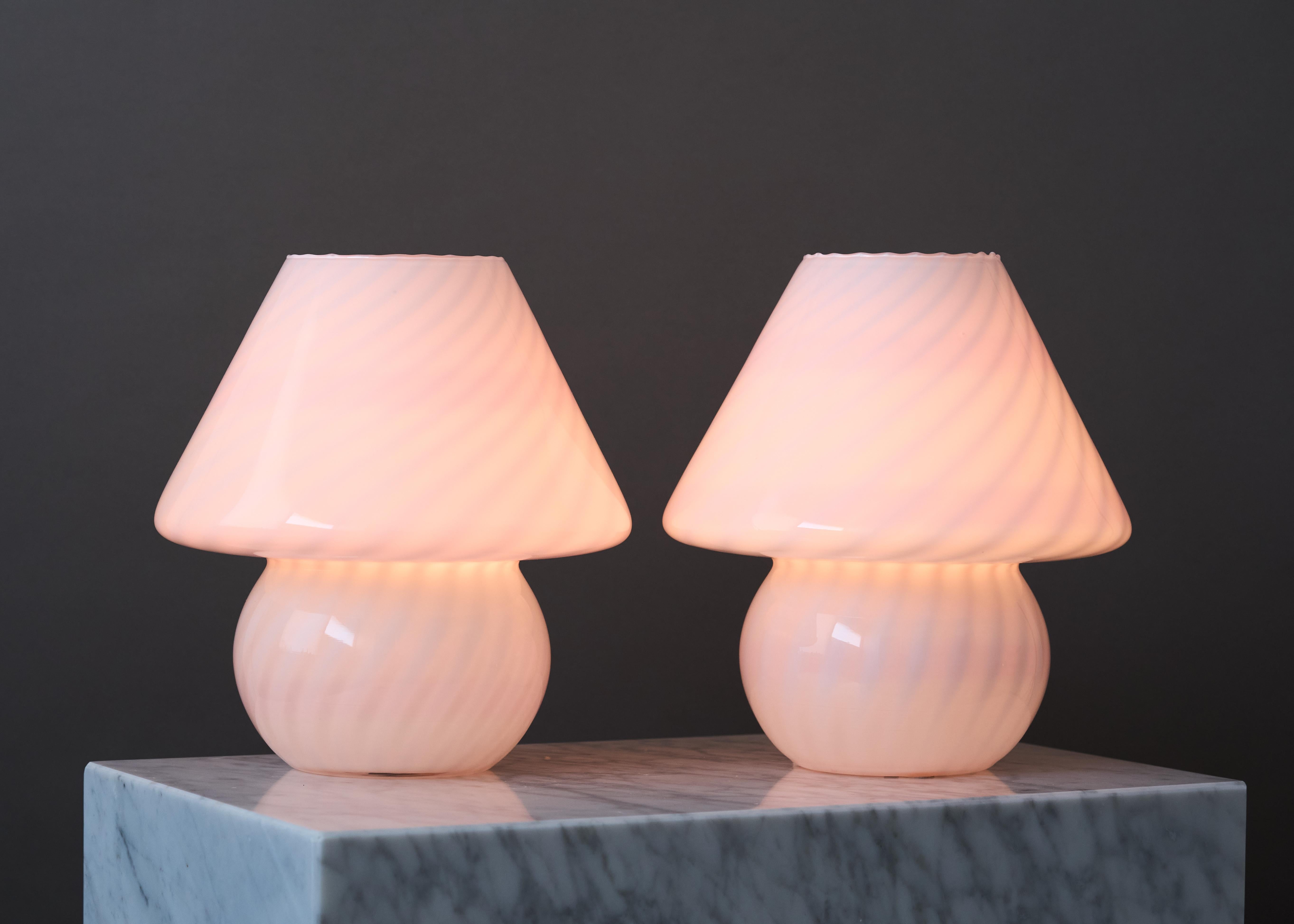 Pareja de lámparas de sobremesa vintage de cristal blanco de Murano en forma de seta, Italia, años 70 en venta 4