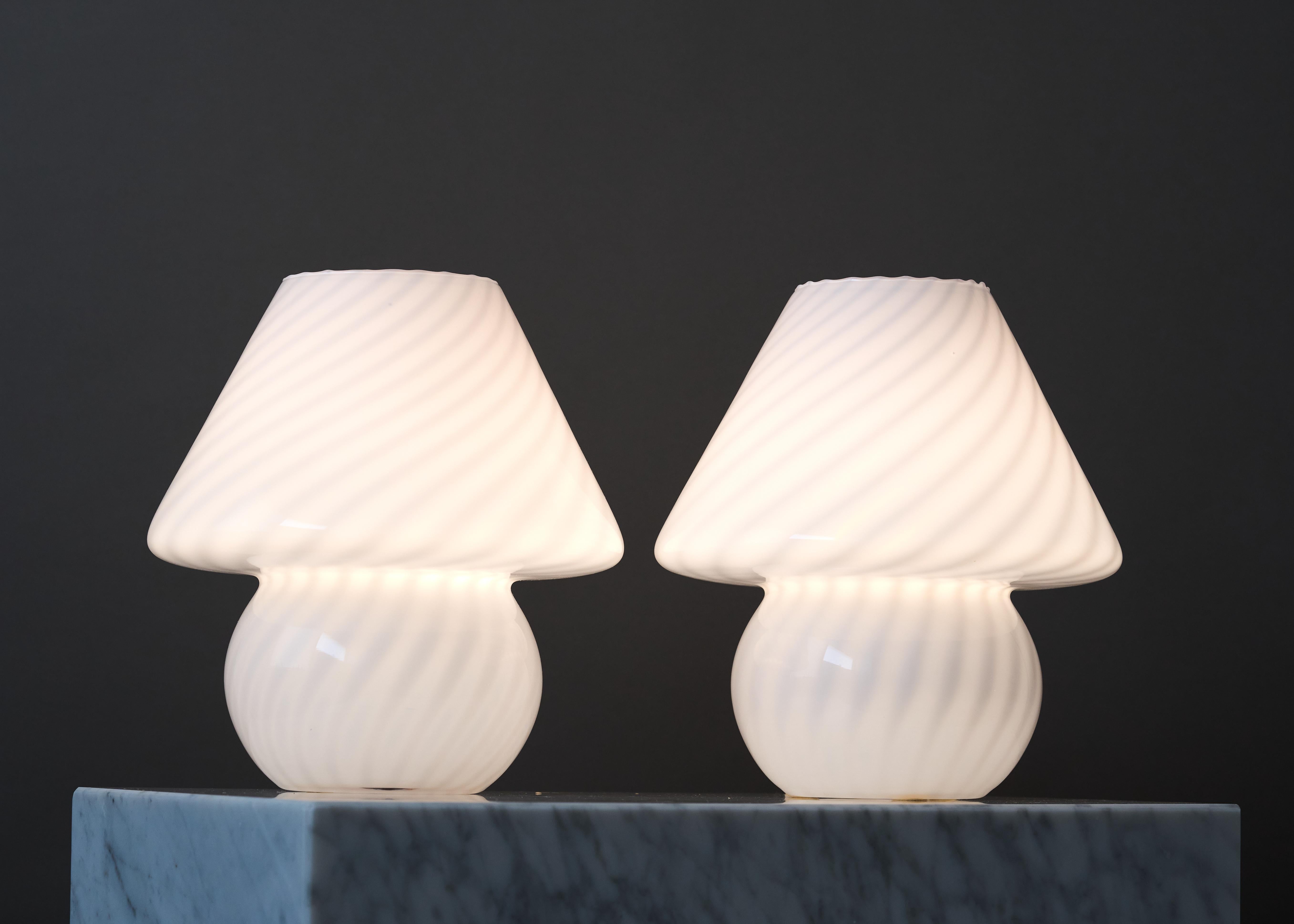 Pareja de lámparas de sobremesa vintage de cristal blanco de Murano en forma de seta, Italia, años 70 Moderno de mediados de siglo en venta