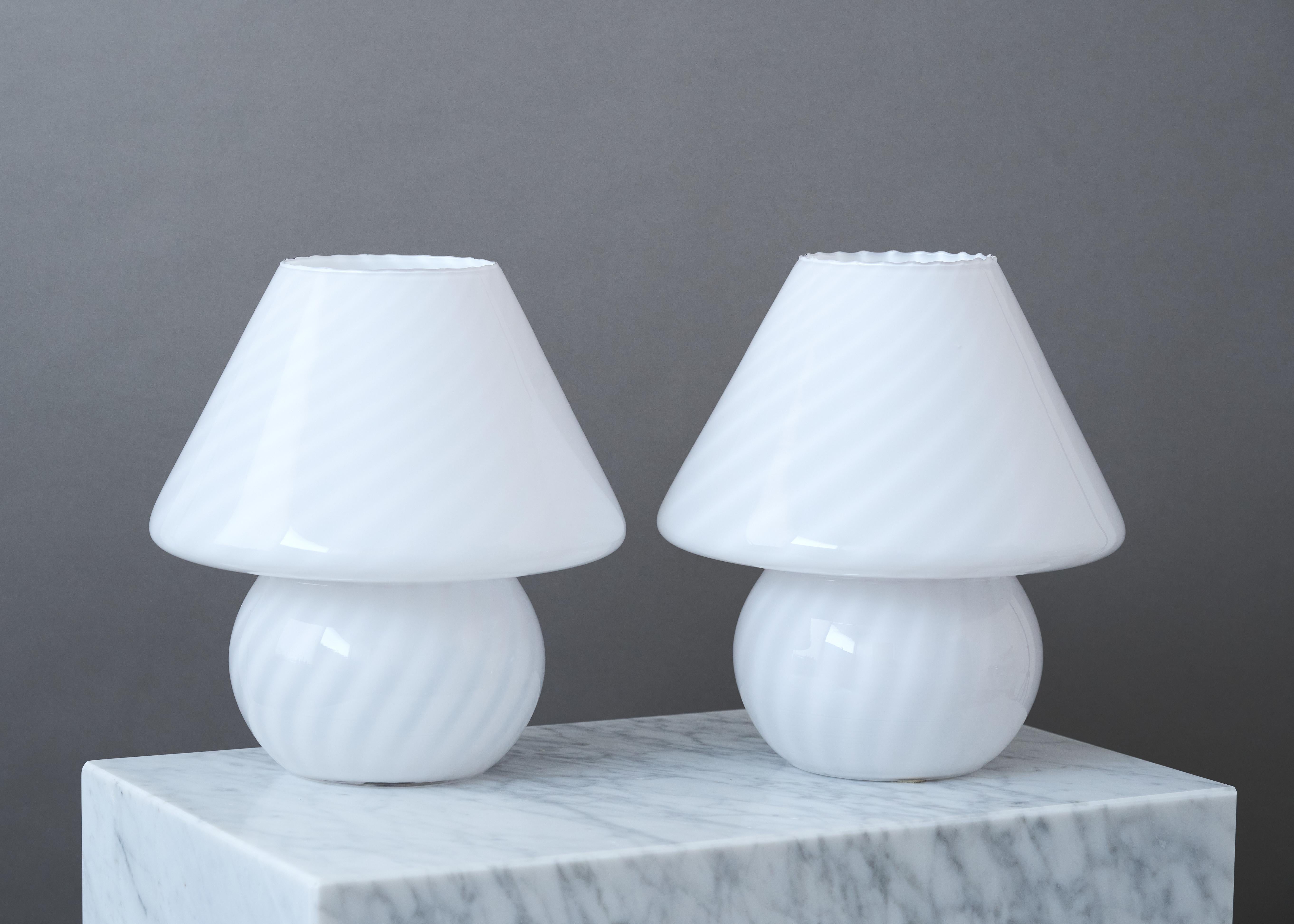 Pareja de lámparas de sobremesa vintage de cristal blanco de Murano en forma de seta, Italia, años 70 Italiano en venta