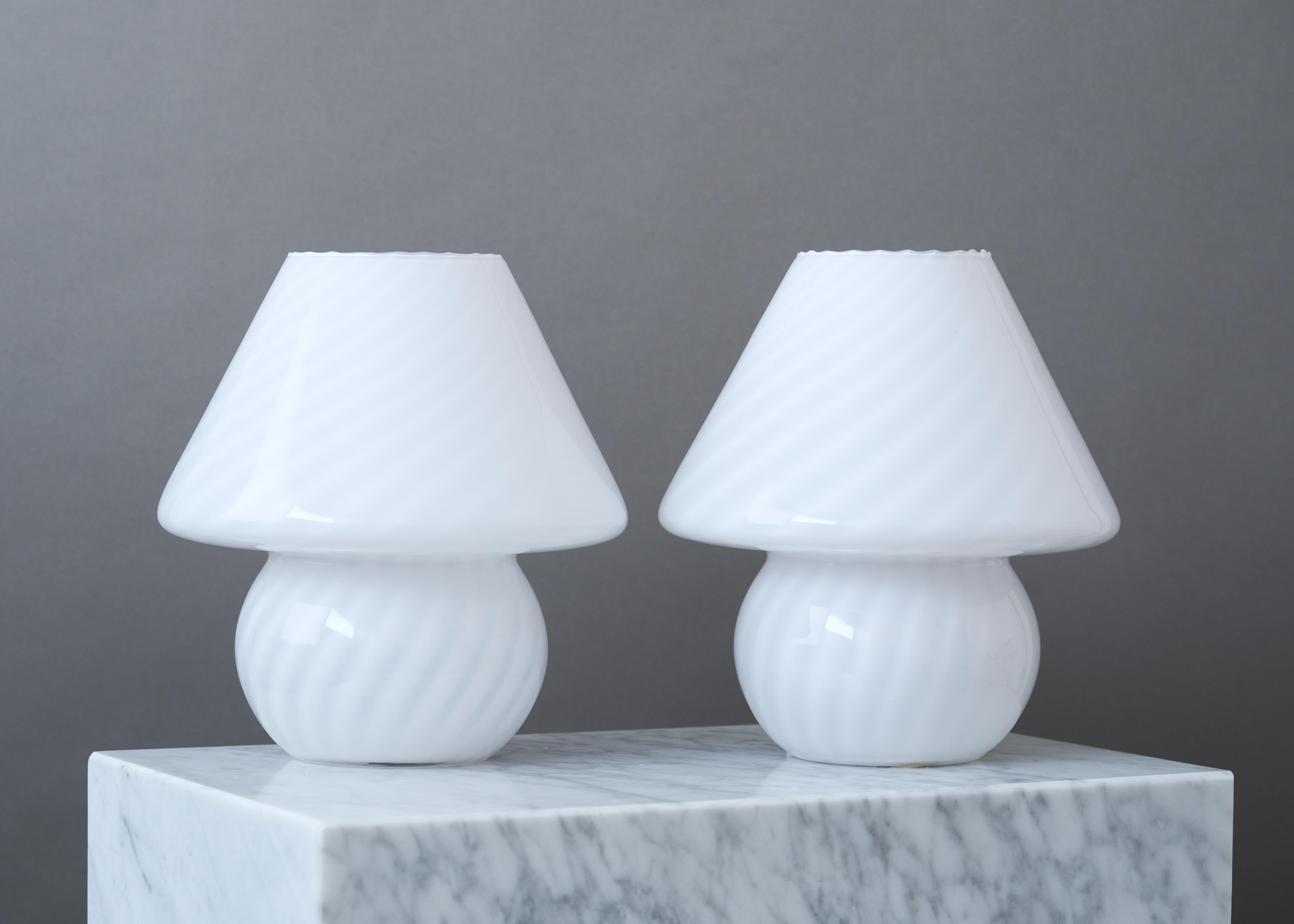 Pareja de lámparas de sobremesa vintage de cristal blanco de Murano en forma de seta, Italia, años 70 Hecho a mano en venta