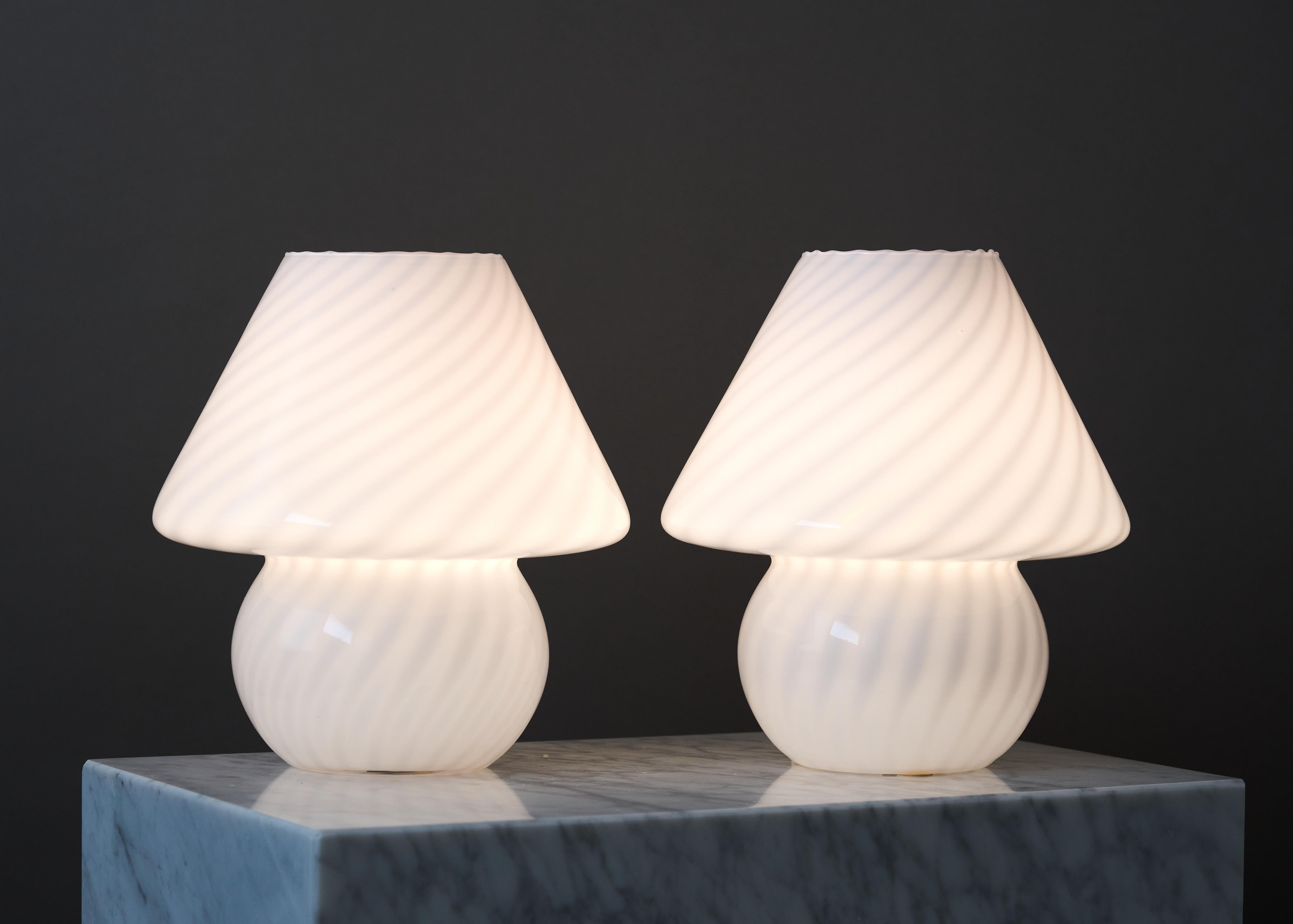 Pareja de lámparas de sobremesa vintage de cristal blanco de Murano en forma de seta, Italia, años 70 en Bueno estado para la venta en Malmö, SE