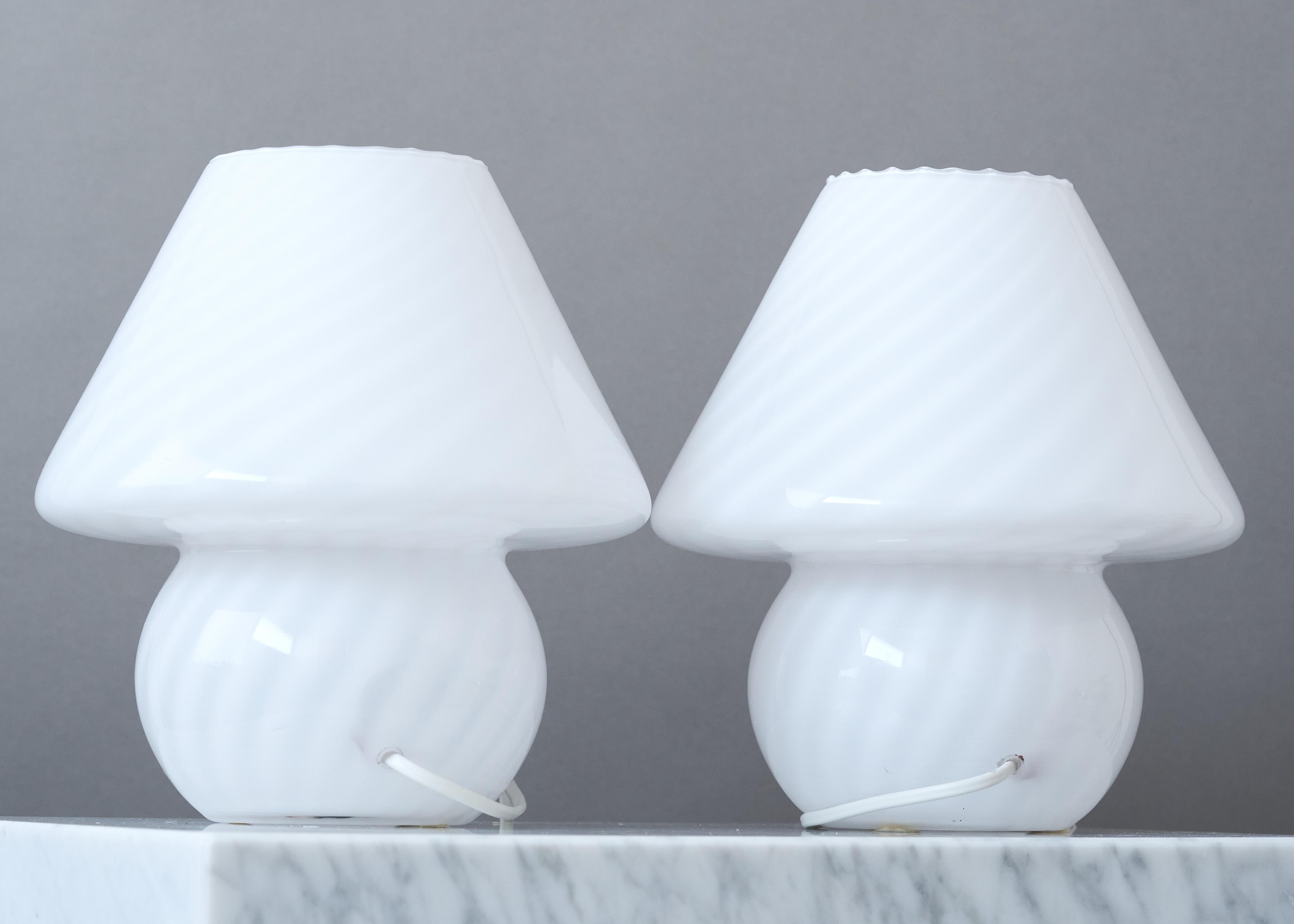 Pareja de lámparas de sobremesa vintage de cristal blanco de Murano en forma de seta, Italia, años 70 siglo XX en venta