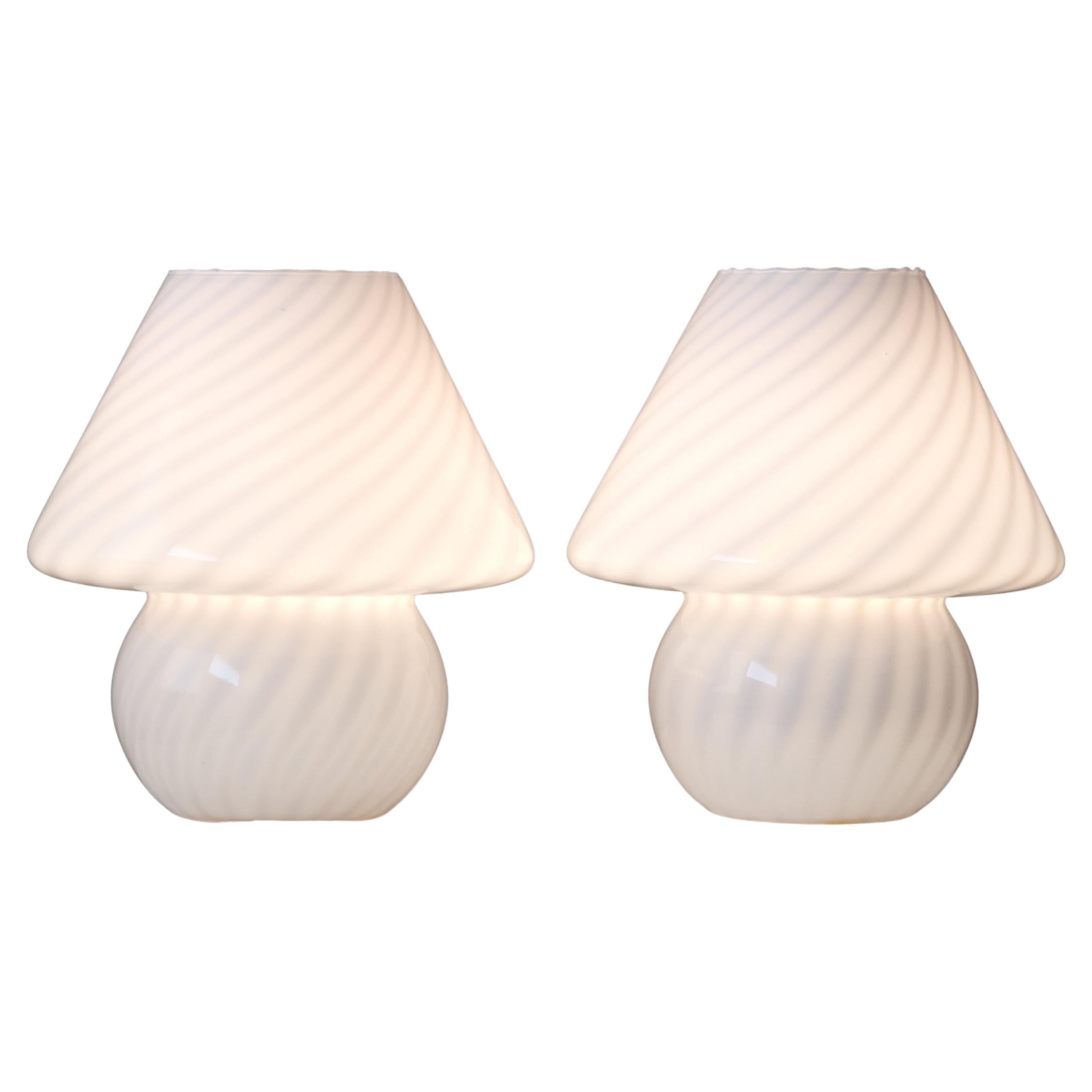 Coppia di lampade da tavolo vintage in vetro bianco di Murano, Italia, anni '70