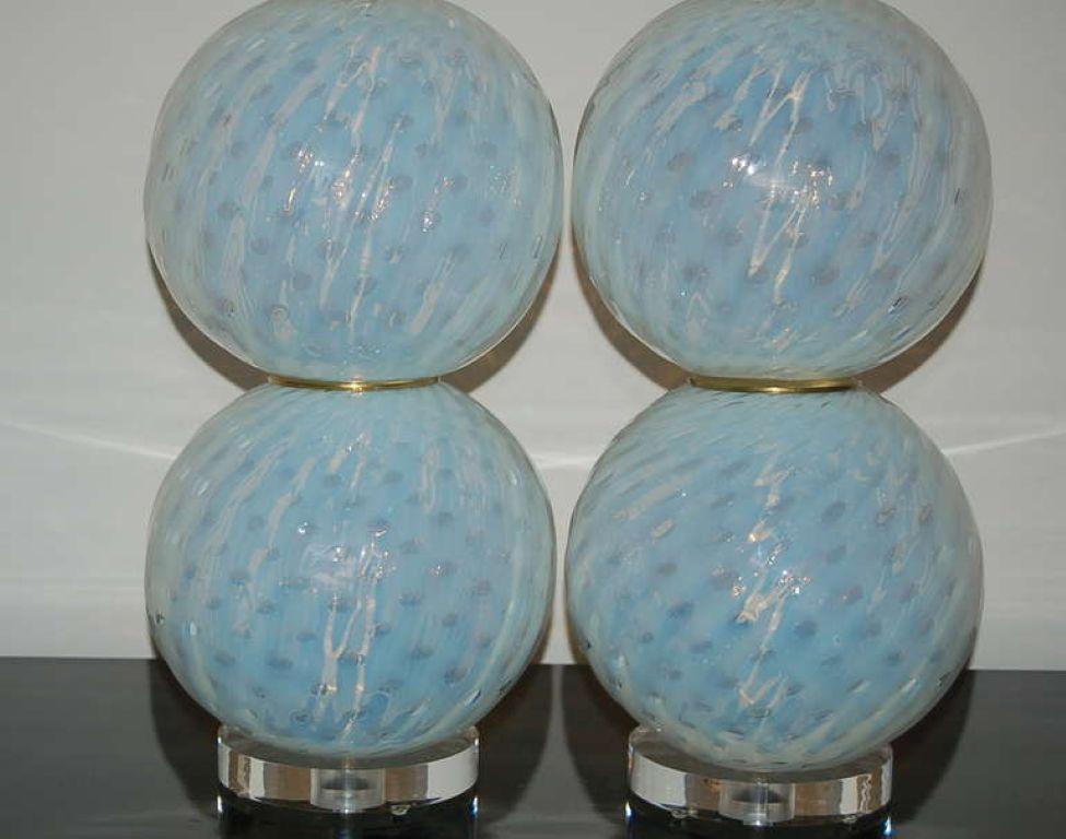 Paire de lampes de table à boule en verre de Murano OPALINE BLANCHE vintage. L'opaline confère au verre une aura magique - le verre semble scintiller et briller ! Le BLANC a une douce teinte bleu pâle, comme le montrent ces photos.

Les lampes