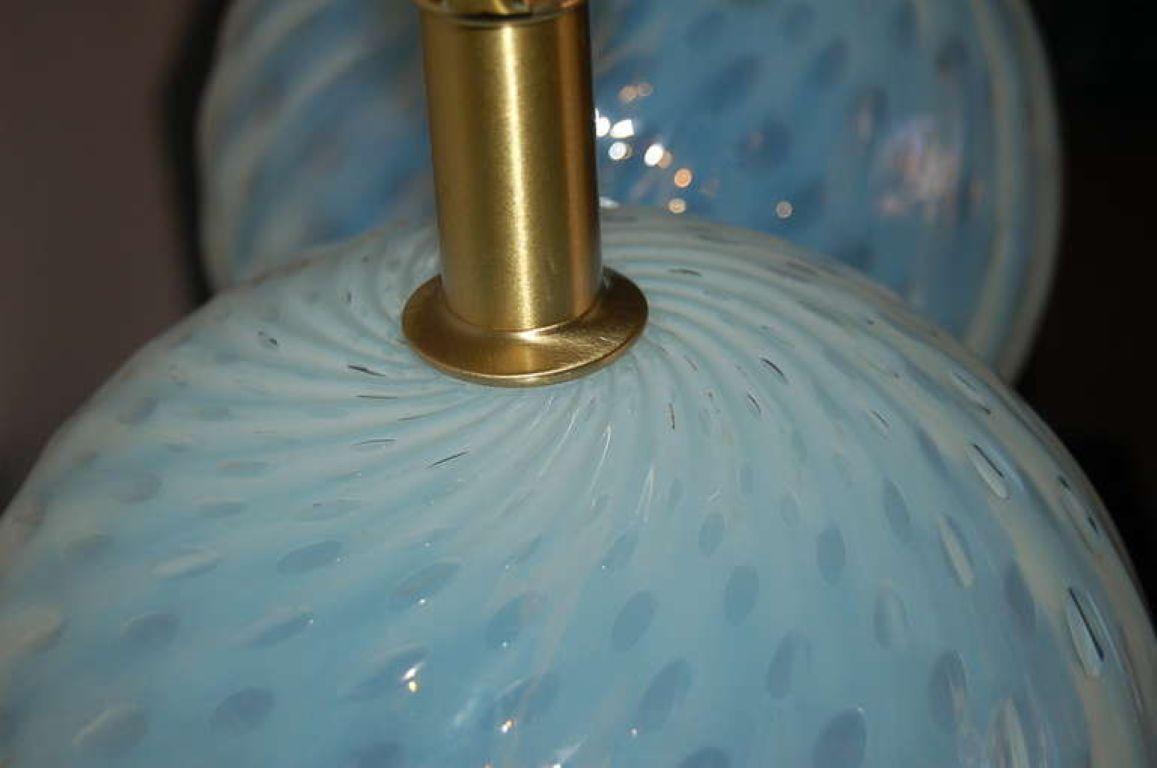 Paire de lampes Ball and Ball en verre Murano opalin blanc Vintage Bon état - En vente à Smyrna, GA