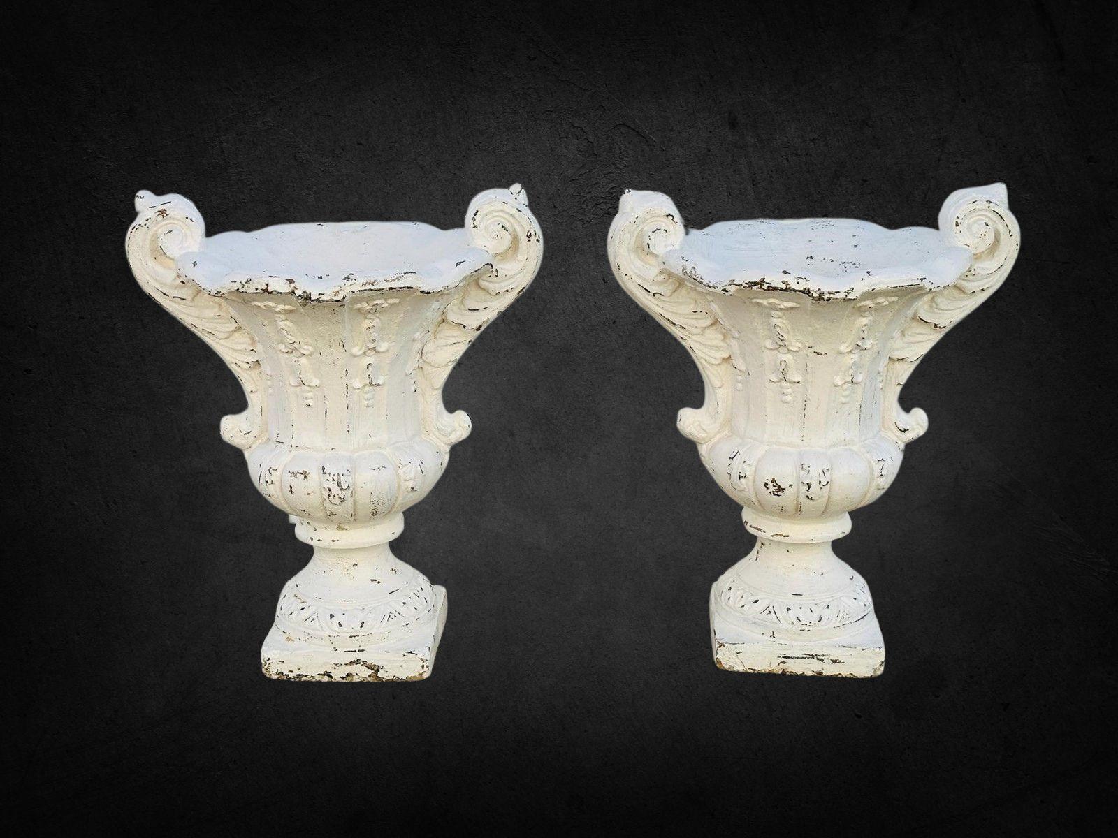 Pareja de Urnas de Jardín Vintage de Hormigón Pintadas de Blanco con Detalles de Swag Moldeado en venta