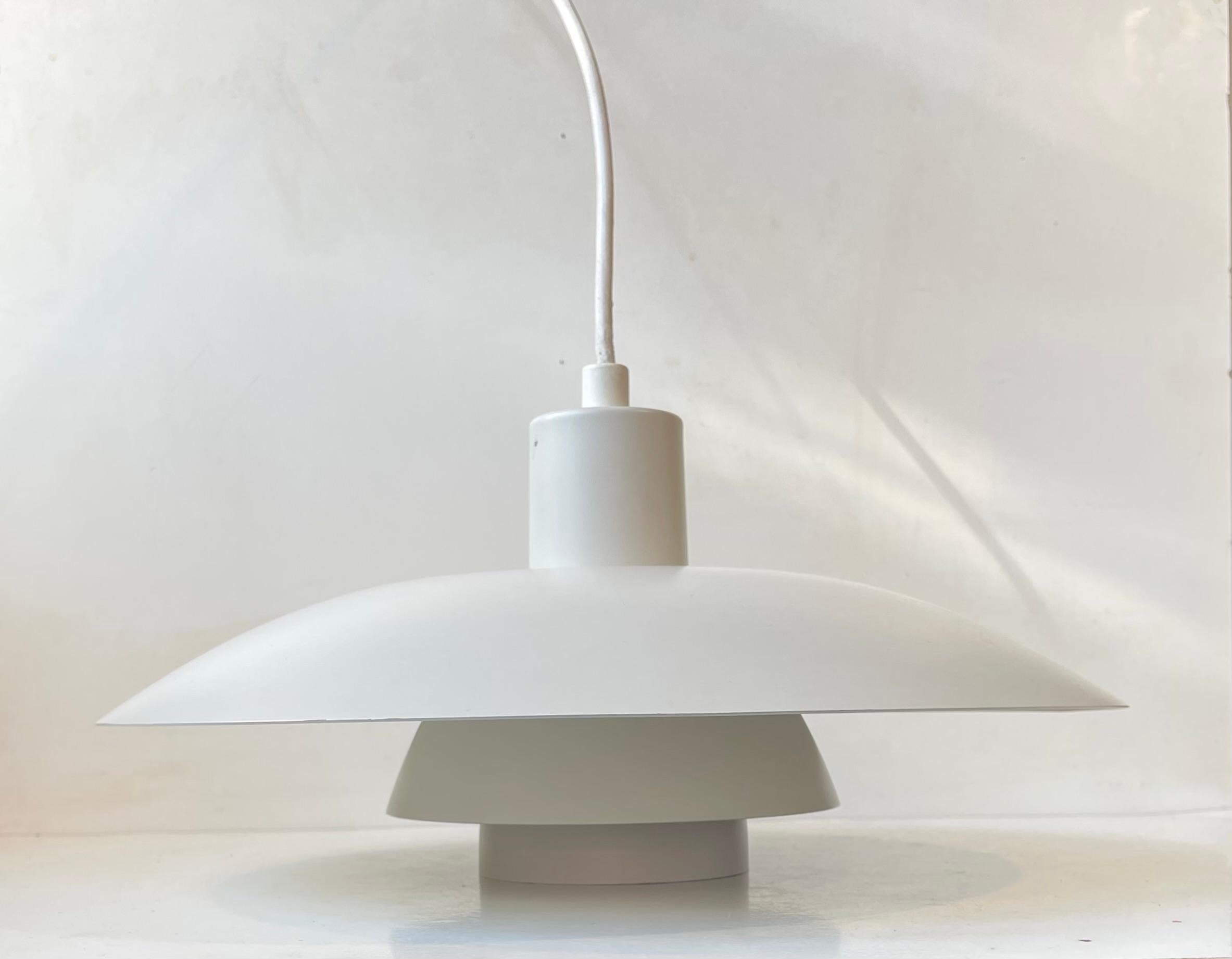 Scandinave moderne Paire de lampes à suspension vintage blanches PH4 / 3 par Poul Henningsen pour Louis Poulsen en vente