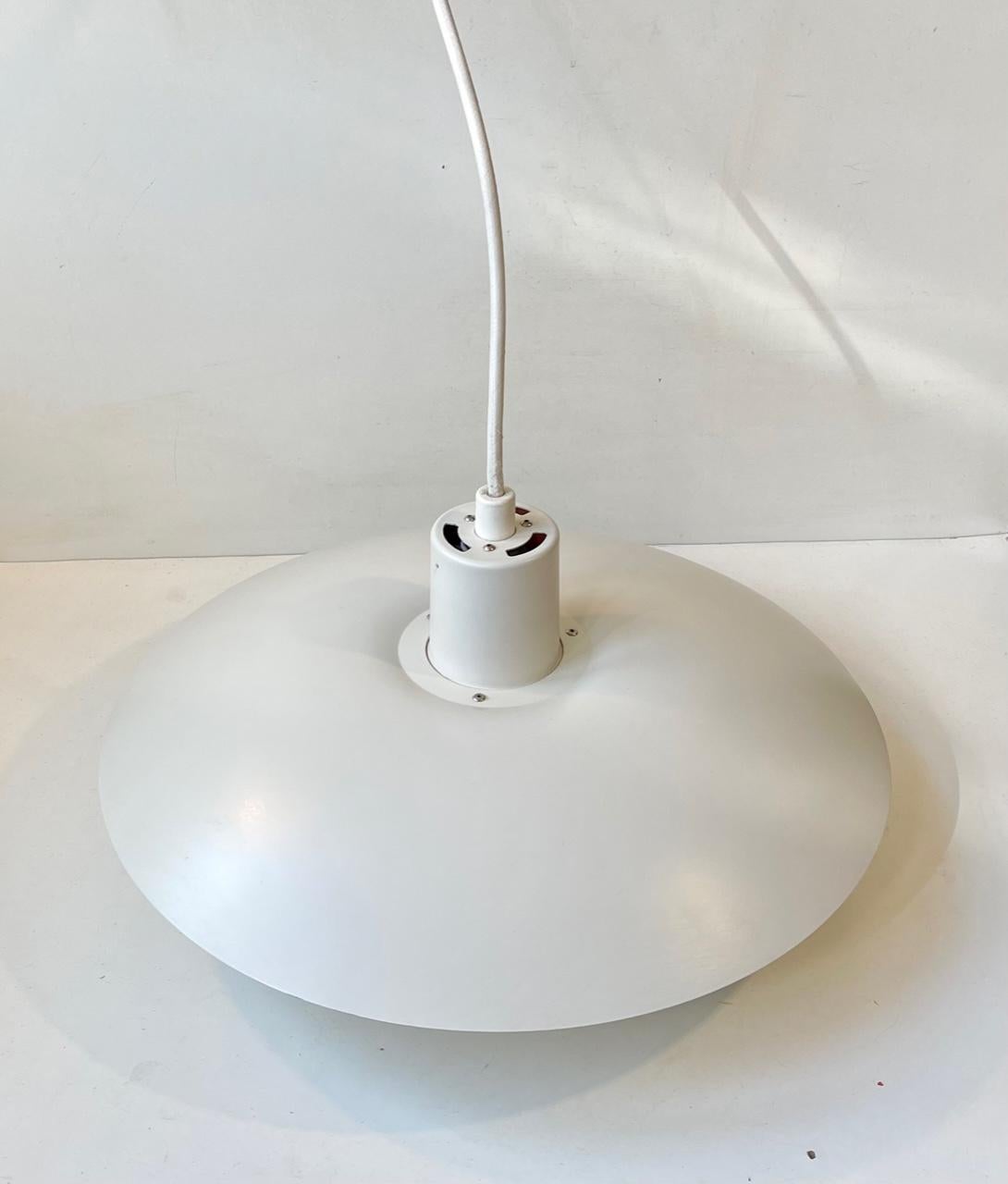Pair of Vintage White PH4 / 3 Pendant Lamps by Poul Henningsen for Louis Poulsen In Good Condition For Sale In Esbjerg, DK