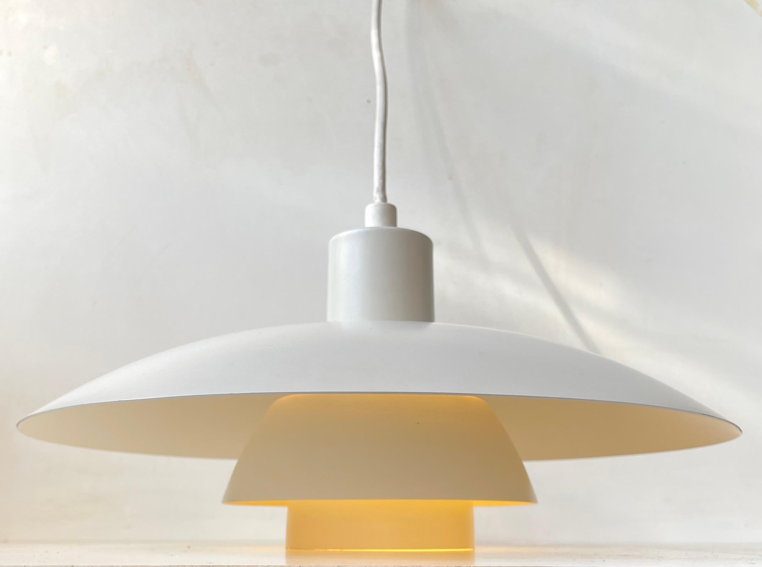 Milieu du XXe siècle Paire de lampes à suspension vintage blanches PH4 / 3 par Poul Henningsen pour Louis Poulsen en vente