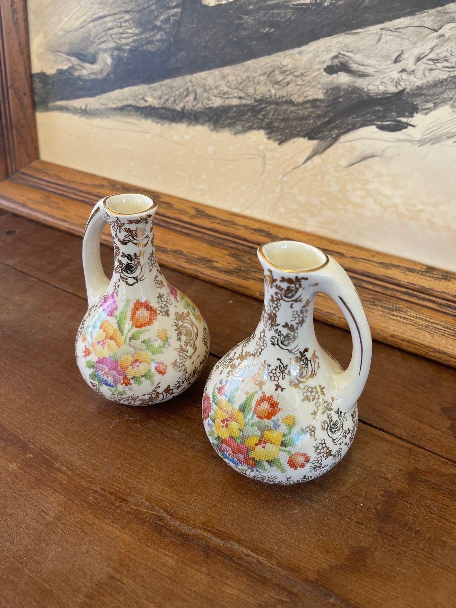 Paar weiße Vintage-Vasen mit Blumenmotiv (Moderne der Mitte des Jahrhunderts) im Angebot
