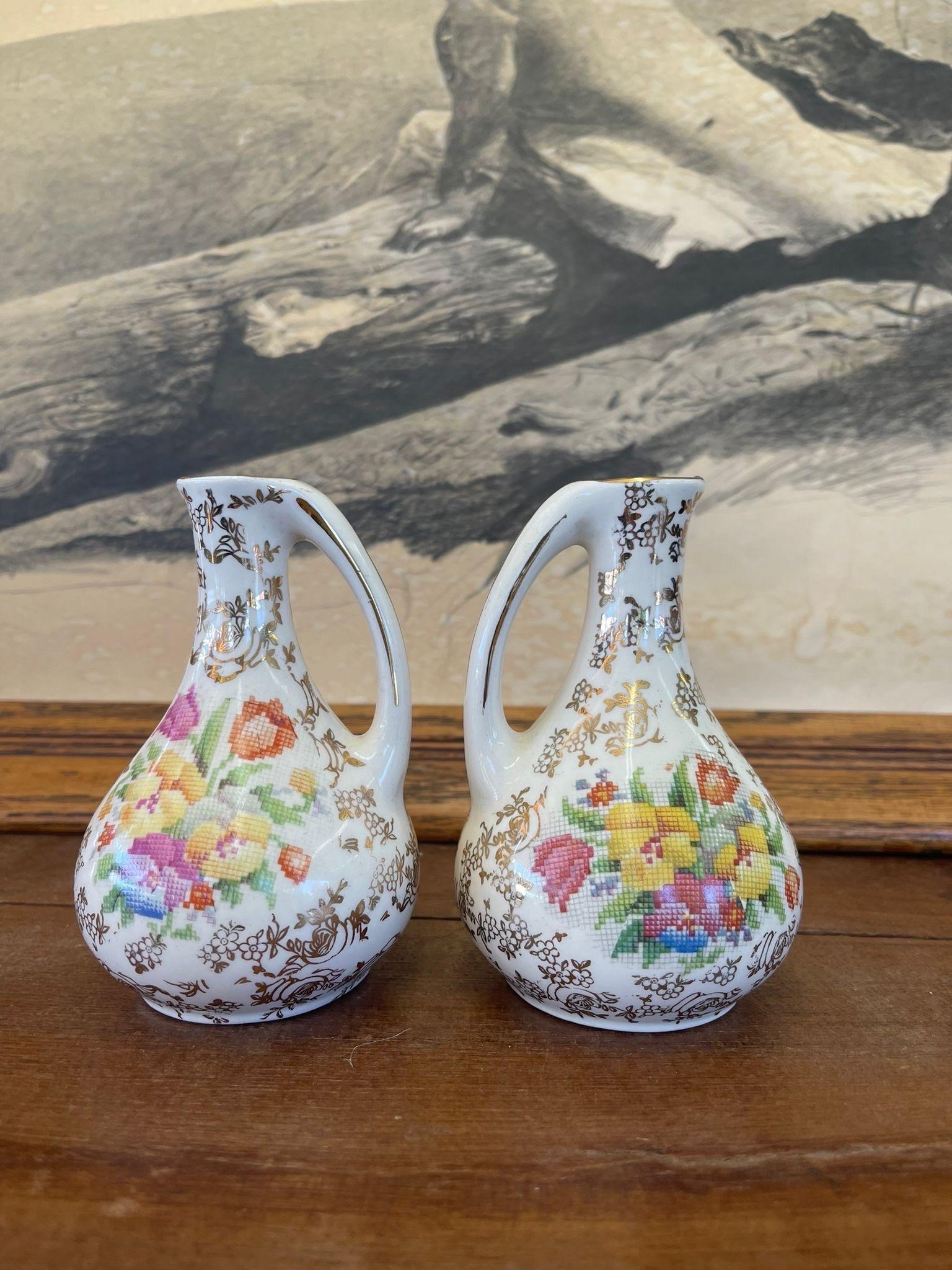Pair of Vintage White Vases With Flower Motif In Good Condition For Sale In Seattle, WA