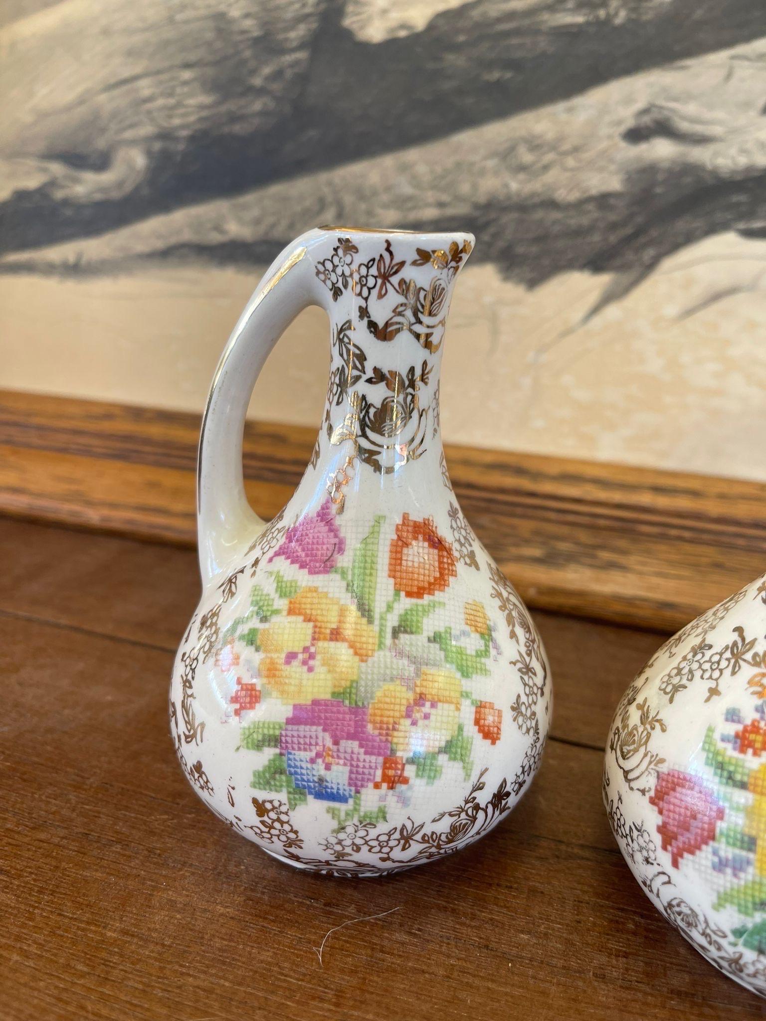 Paar weiße Vintage-Vasen mit Blumenmotiv (Ende des 20. Jahrhunderts) im Angebot