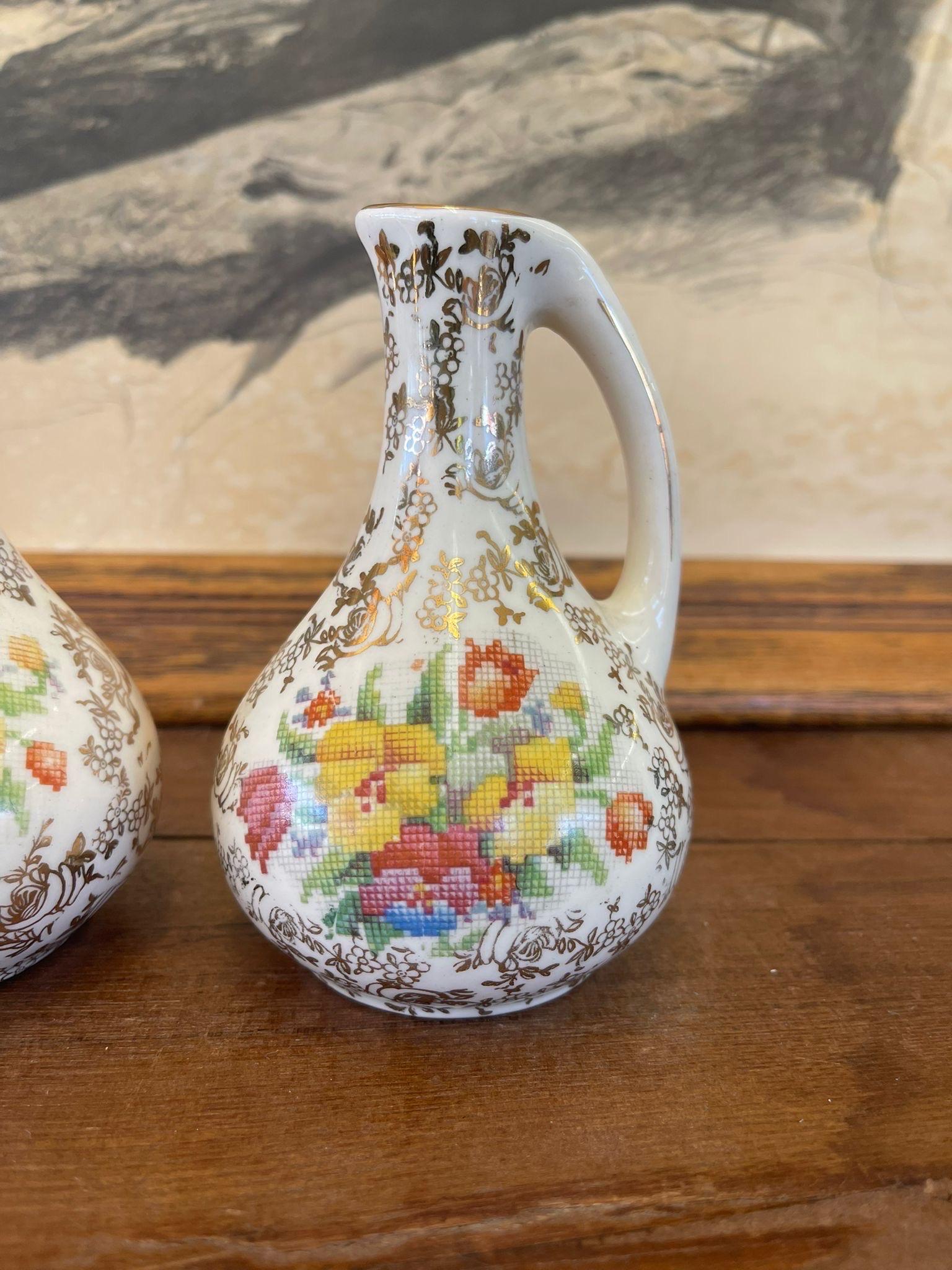 Paar weiße Vintage-Vasen mit Blumenmotiv (Keramik) im Angebot