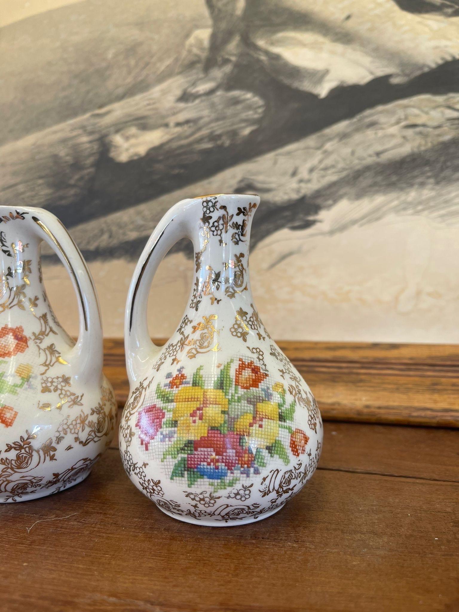 Paar weiße Vintage-Vasen mit Blumenmotiv im Angebot 1