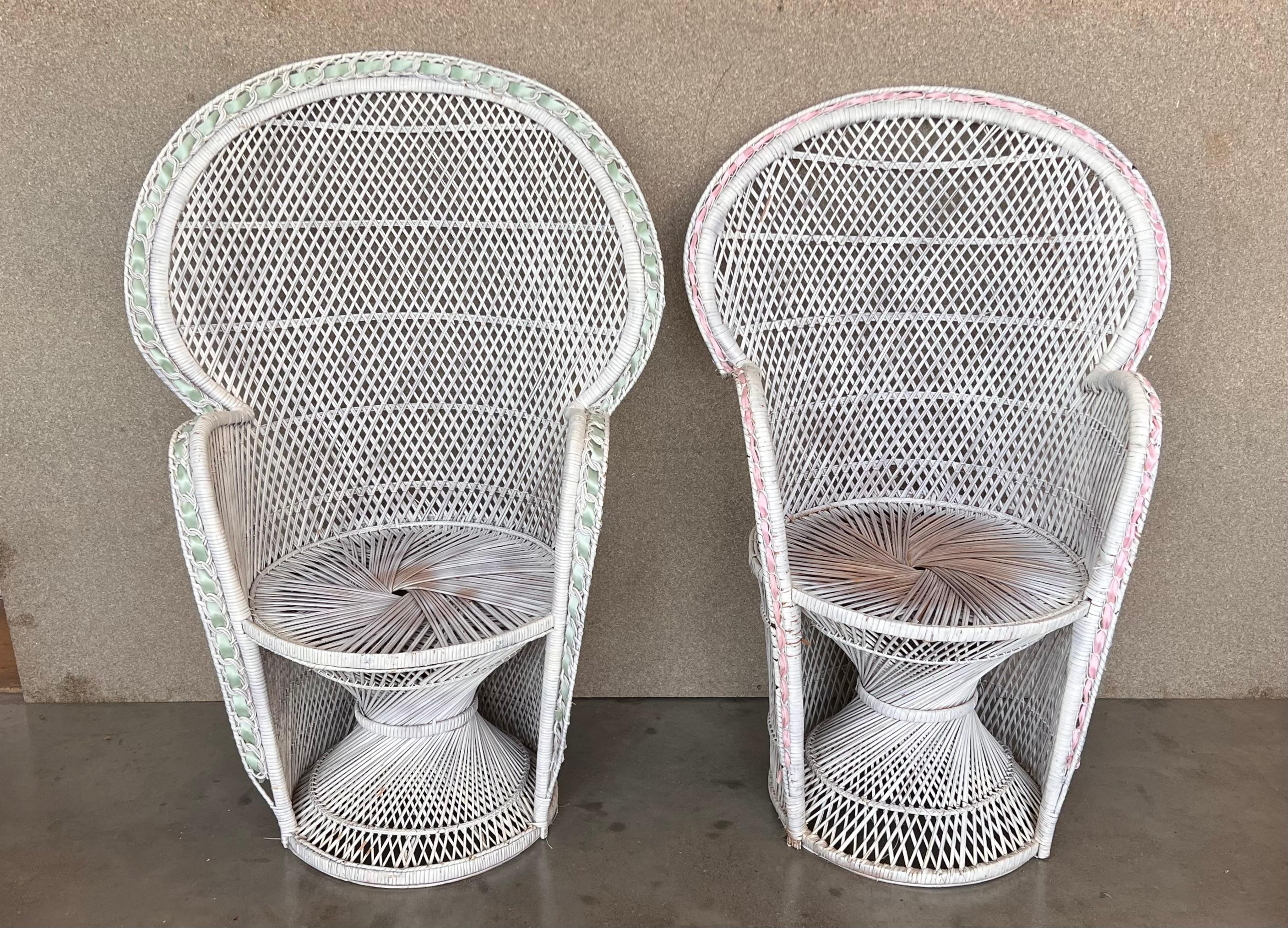 Mid-Century Modern Paire de chaises paon vintage en osier blanc de style Emmanuelle en vente