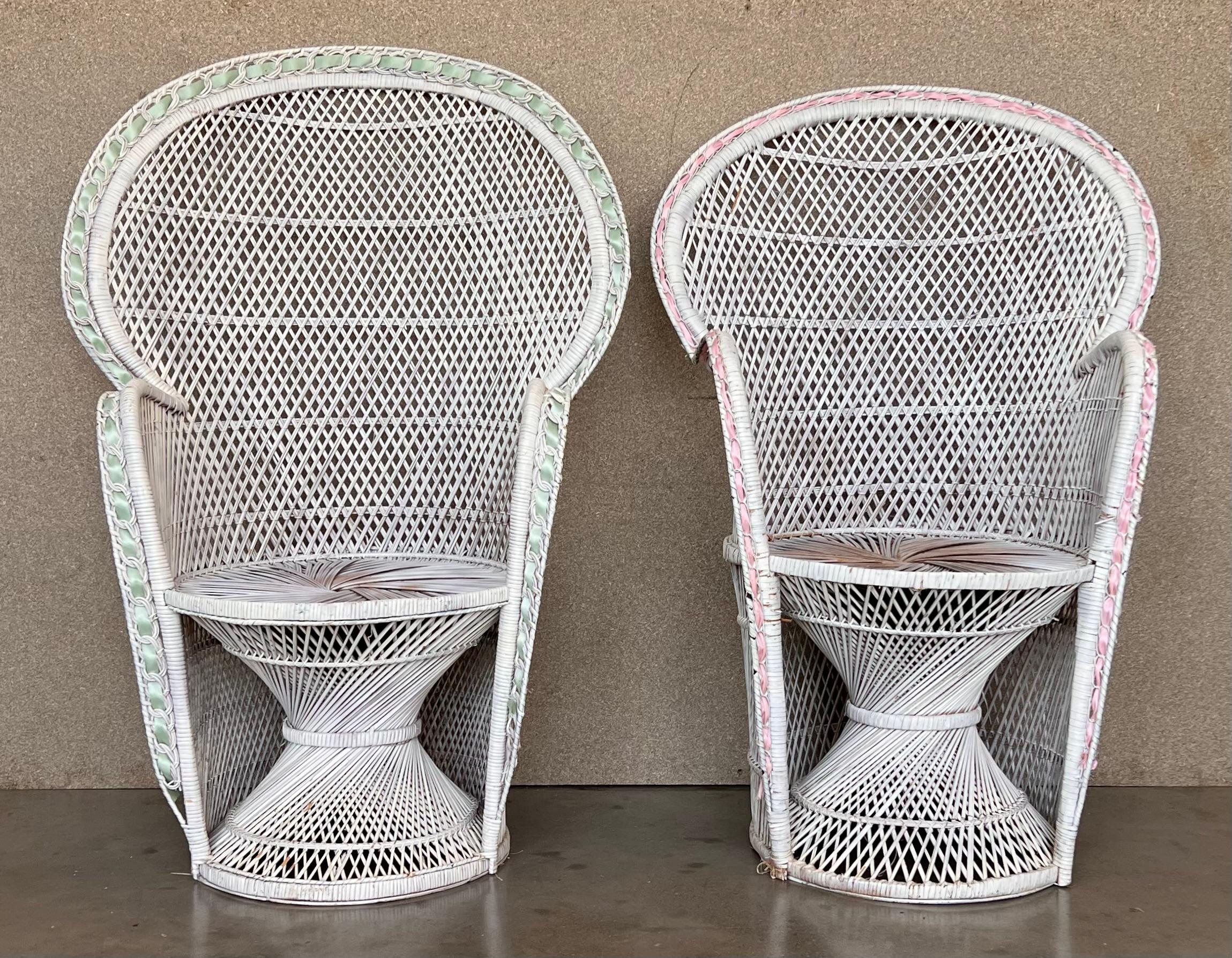 Pair of Vintage White Wicker Peacock Chair in the Emmanuelle Style In Good Condition For Sale In Miami, FL