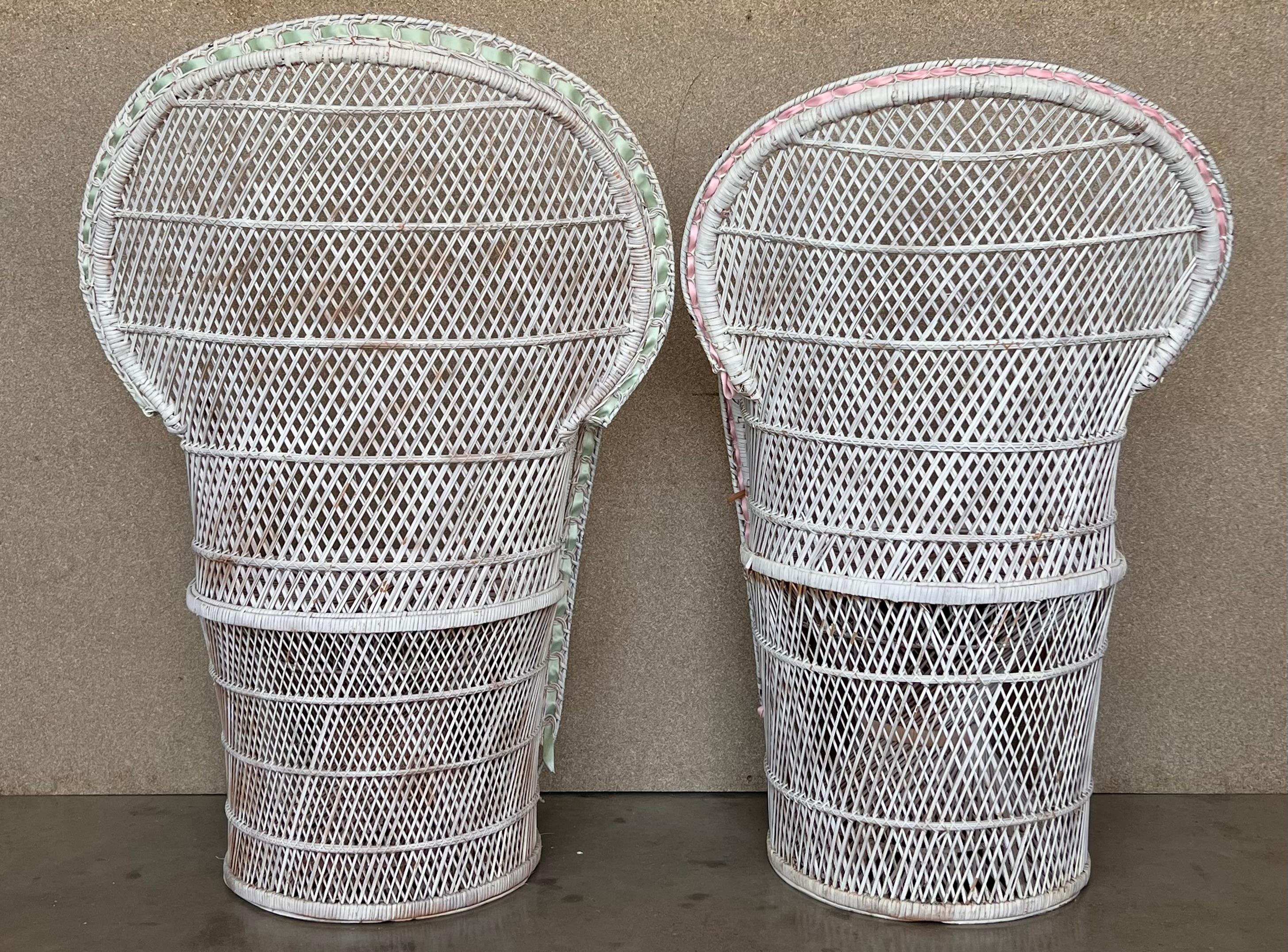 Rattan Coppia di sedie vintage in vimini bianco con pavone in stile Emmanuelle in vendita