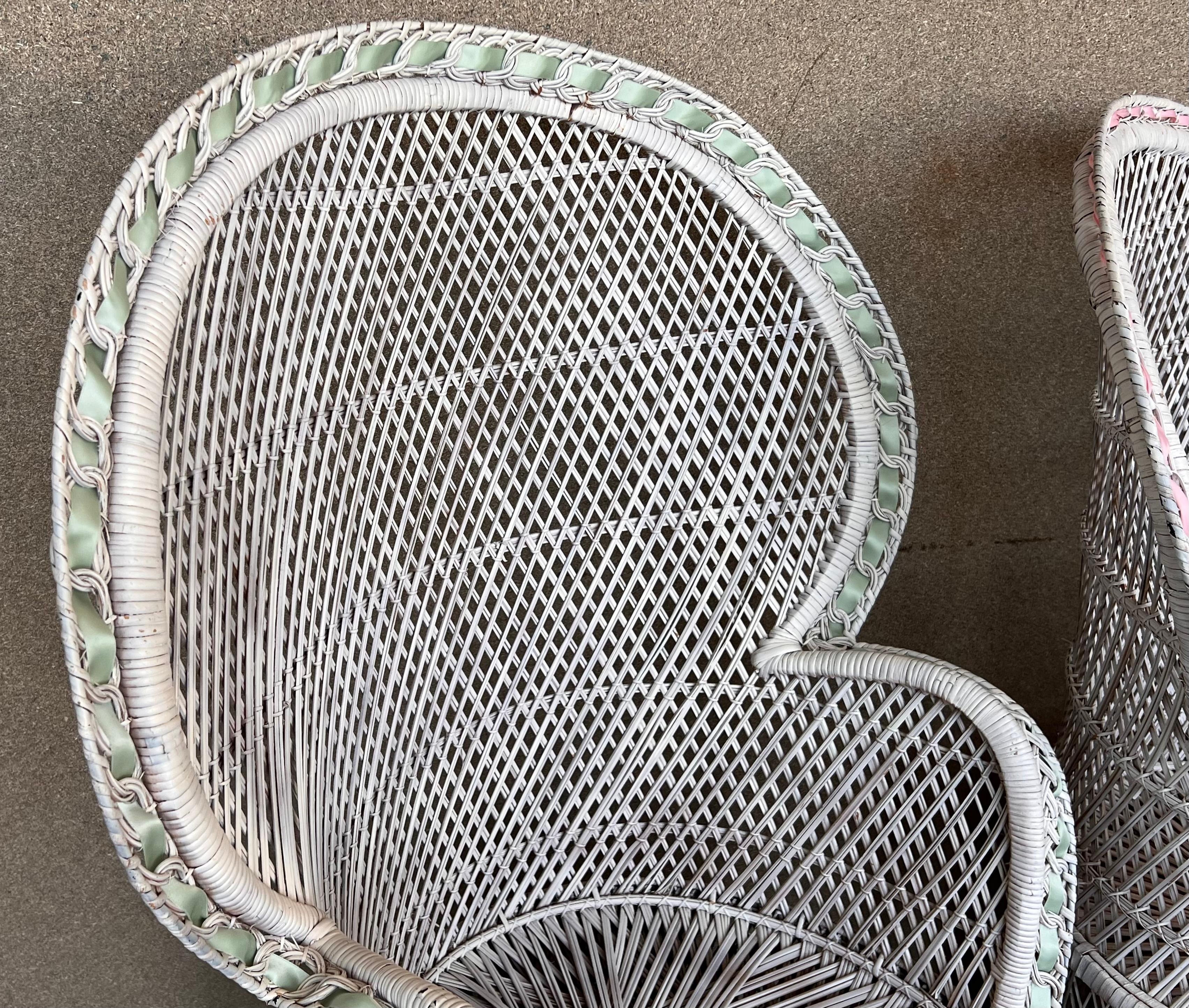 Paire de chaises paon vintage en osier blanc de style Emmanuelle en vente 1