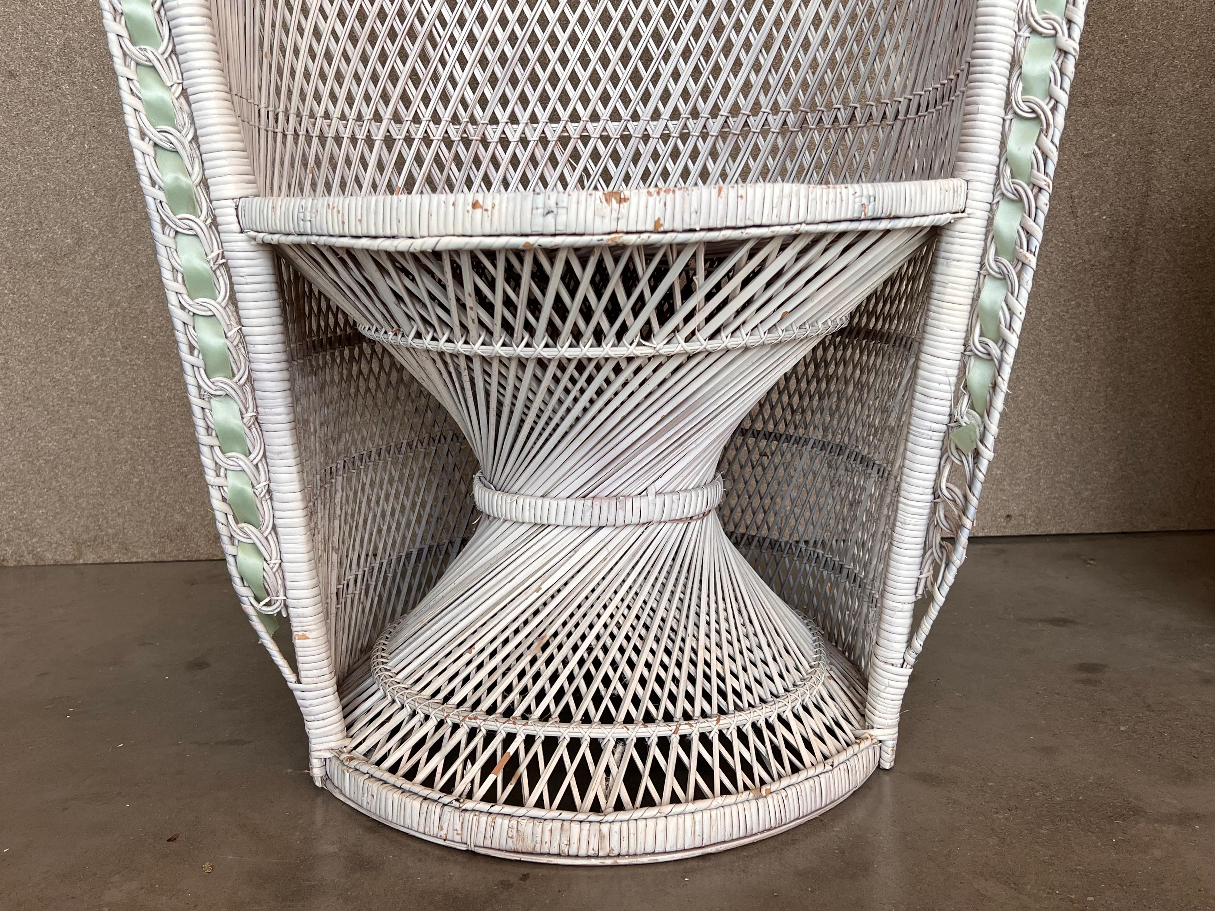 20th Century Pair of Vintage White Wicker Peacock Chair in the Emmanuelle Style For Sale