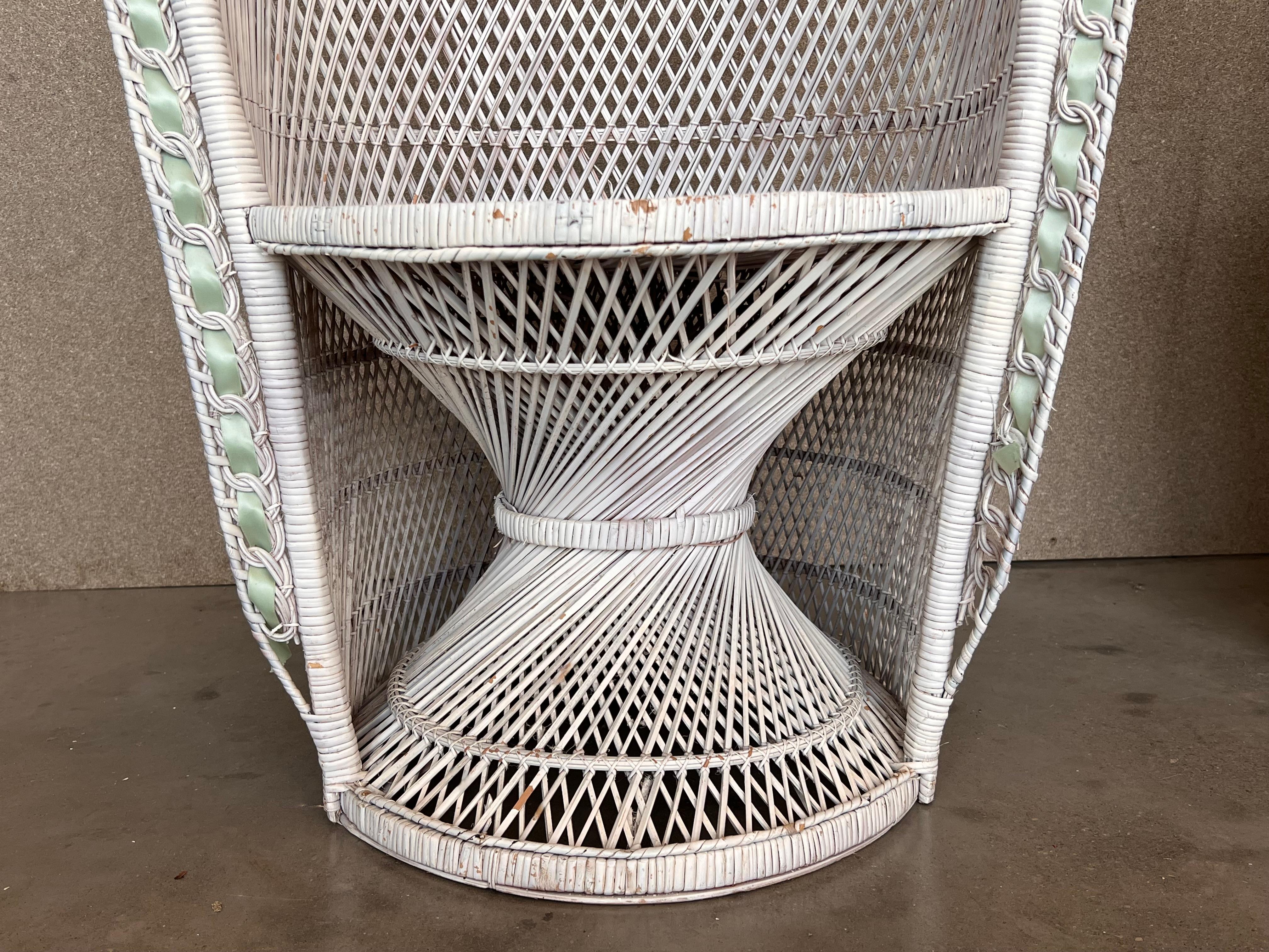 Coppia di sedie vintage in vimini bianco con pavone in stile Emmanuelle in vendita 2