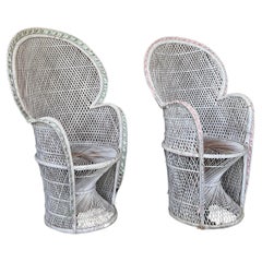 Paire de chaises paon vintage en osier blanc de style Emmanuelle