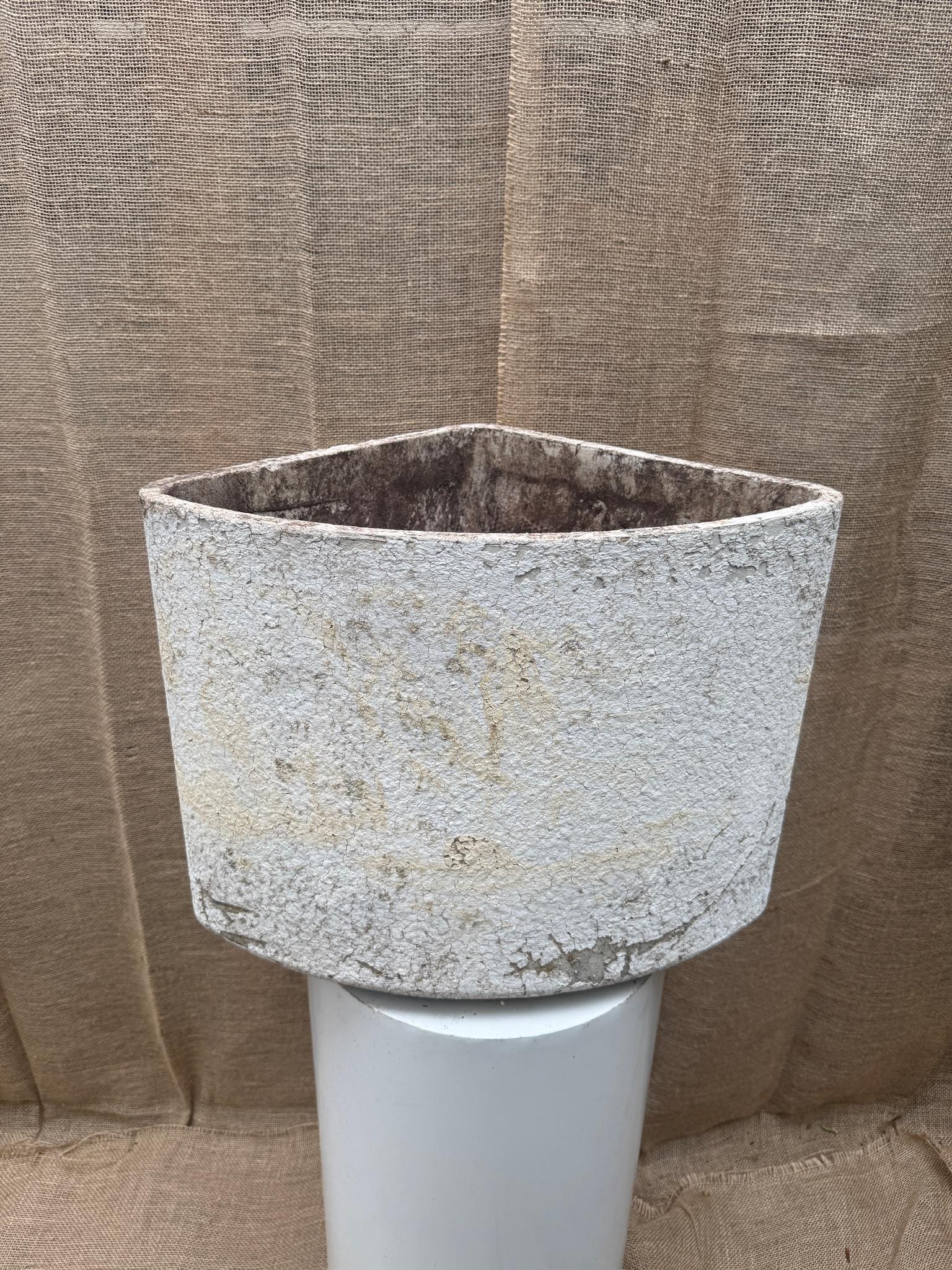 Questa coppia di fioriere vintage in fibrocemento Willy Guhl esemplifica il fascino duraturo del design moderno svizzero di metà secolo. Create dal famoso designer Willy Guhl per Eternit a metà del XX secolo, queste fioriere scultoree mettono in