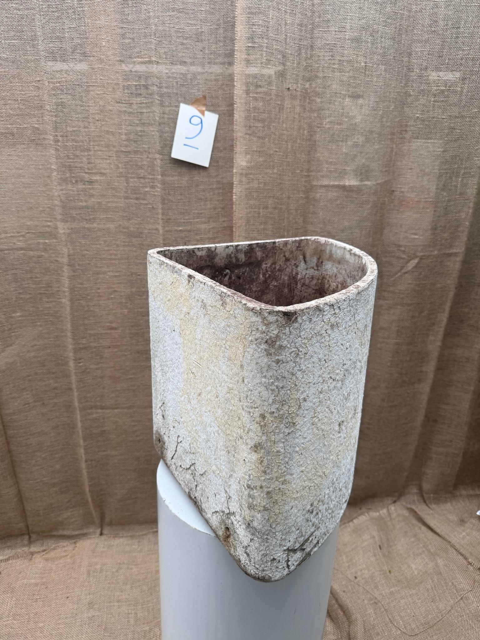 Svizzero Coppia di fioriere angolari in fibra di cemento svizzero Willy Guhl d'epoca con patina invecchiata