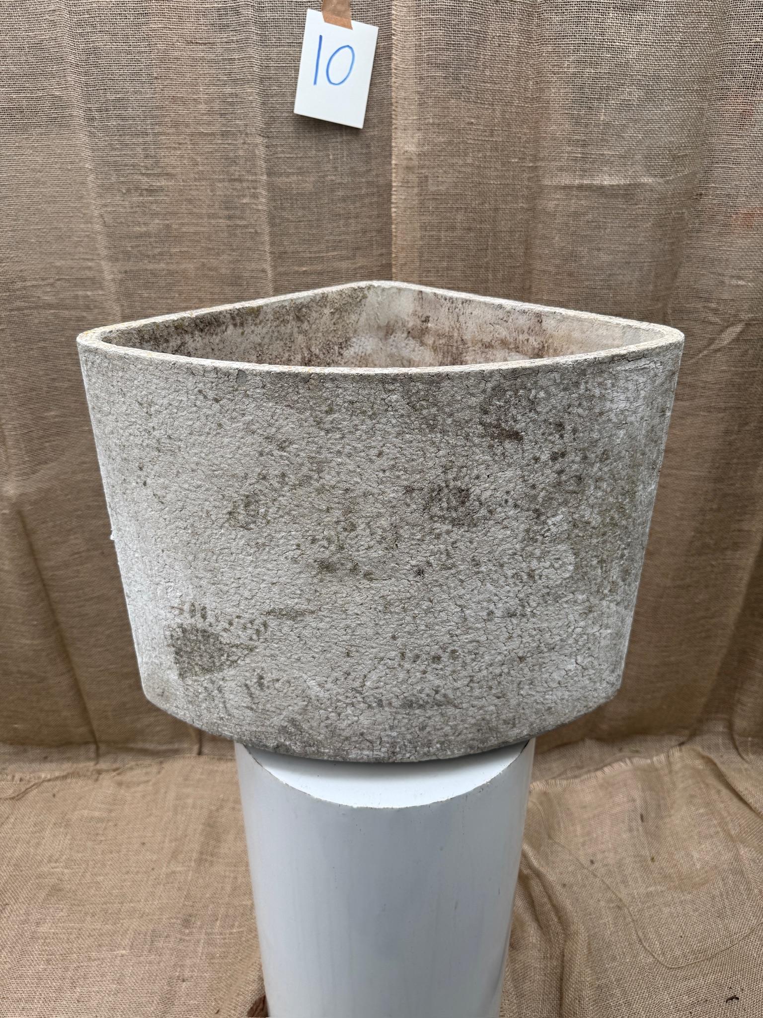 Calco Coppia di fioriere angolari in fibra di cemento svizzero Willy Guhl d'epoca con patina invecchiata