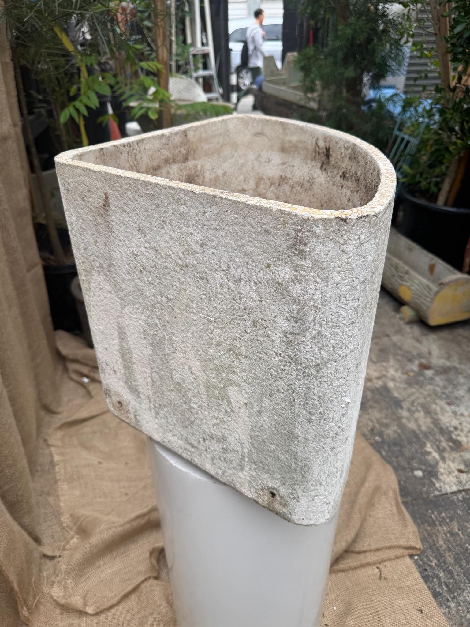 Coppia di fioriere angolari in fibra di cemento svizzero Willy Guhl d'epoca con patina invecchiata In condizioni buone a West Hollywood, CA