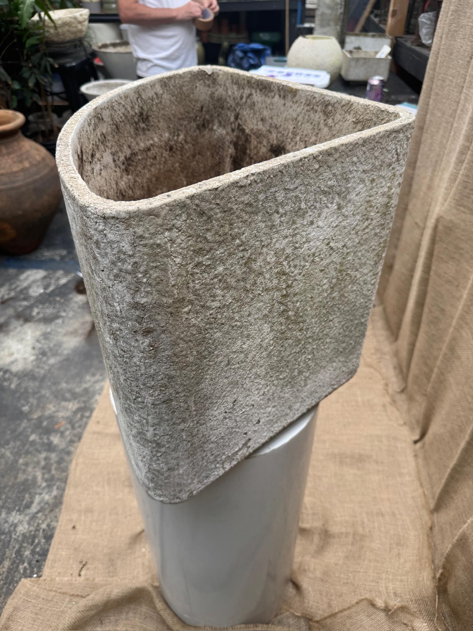 XX secolo Coppia di fioriere angolari in fibra di cemento svizzero Willy Guhl d'epoca con patina invecchiata