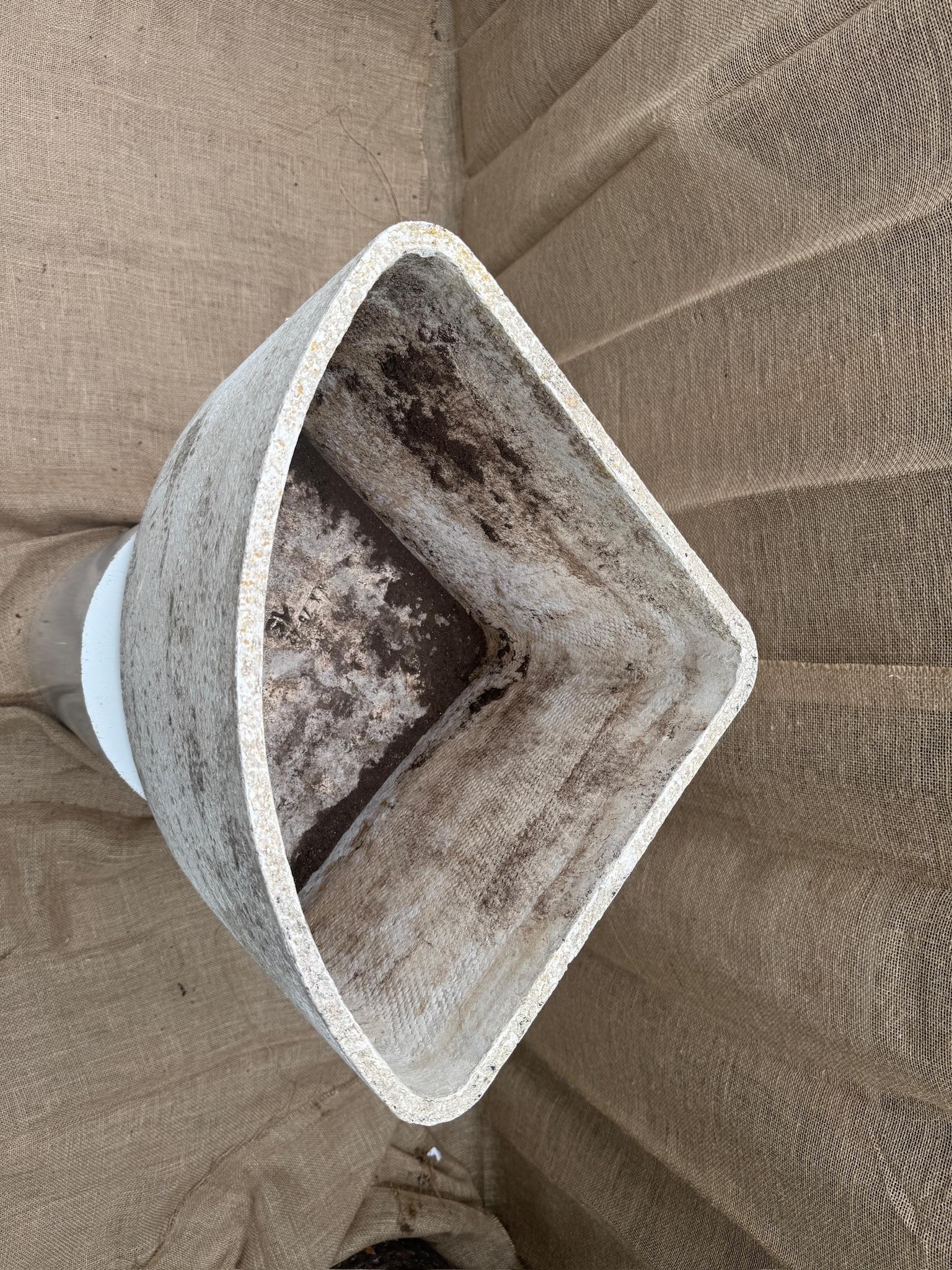 Cemento Coppia di fioriere angolari in fibra di cemento svizzero Willy Guhl d'epoca con patina invecchiata