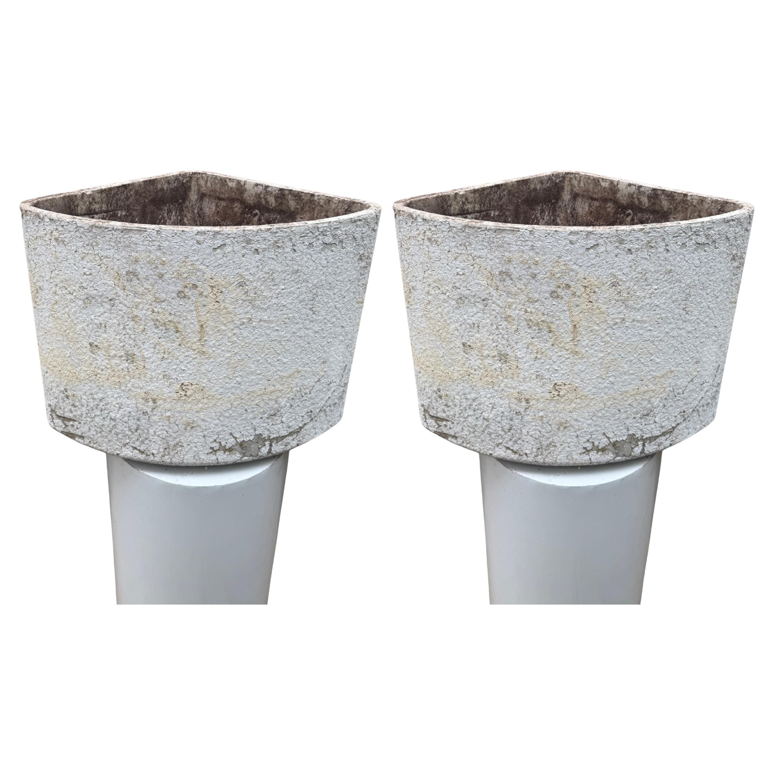 Coppia di fioriere angolari in fibra di cemento svizzero Willy Guhl d'epoca con patina invecchiata