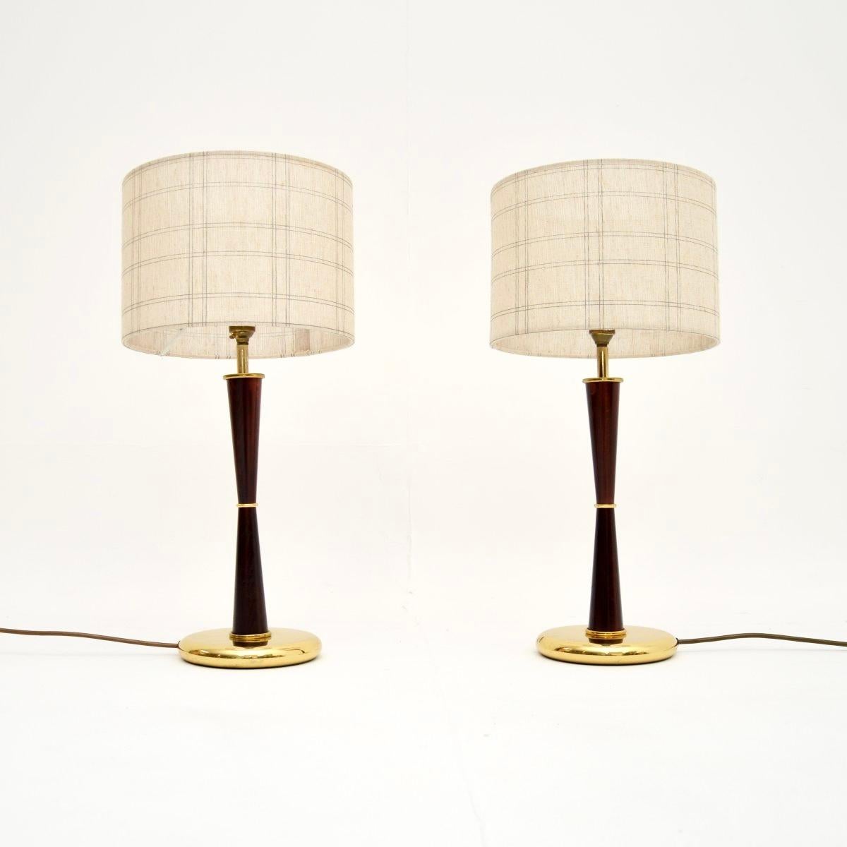 Une paire de lampes de table vintage en bois et en laiton, élégante et très bien faite, fabriquée en Angleterre et datant des années 1970.

Ils ont un design magnifique, la qualité est superbe et ils sont d'une belle taille.

L'état est excellent