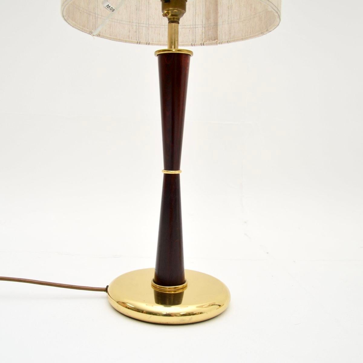 Mid-Century Modern Paire de lampes de bureau vintage en bois et laiton en vente