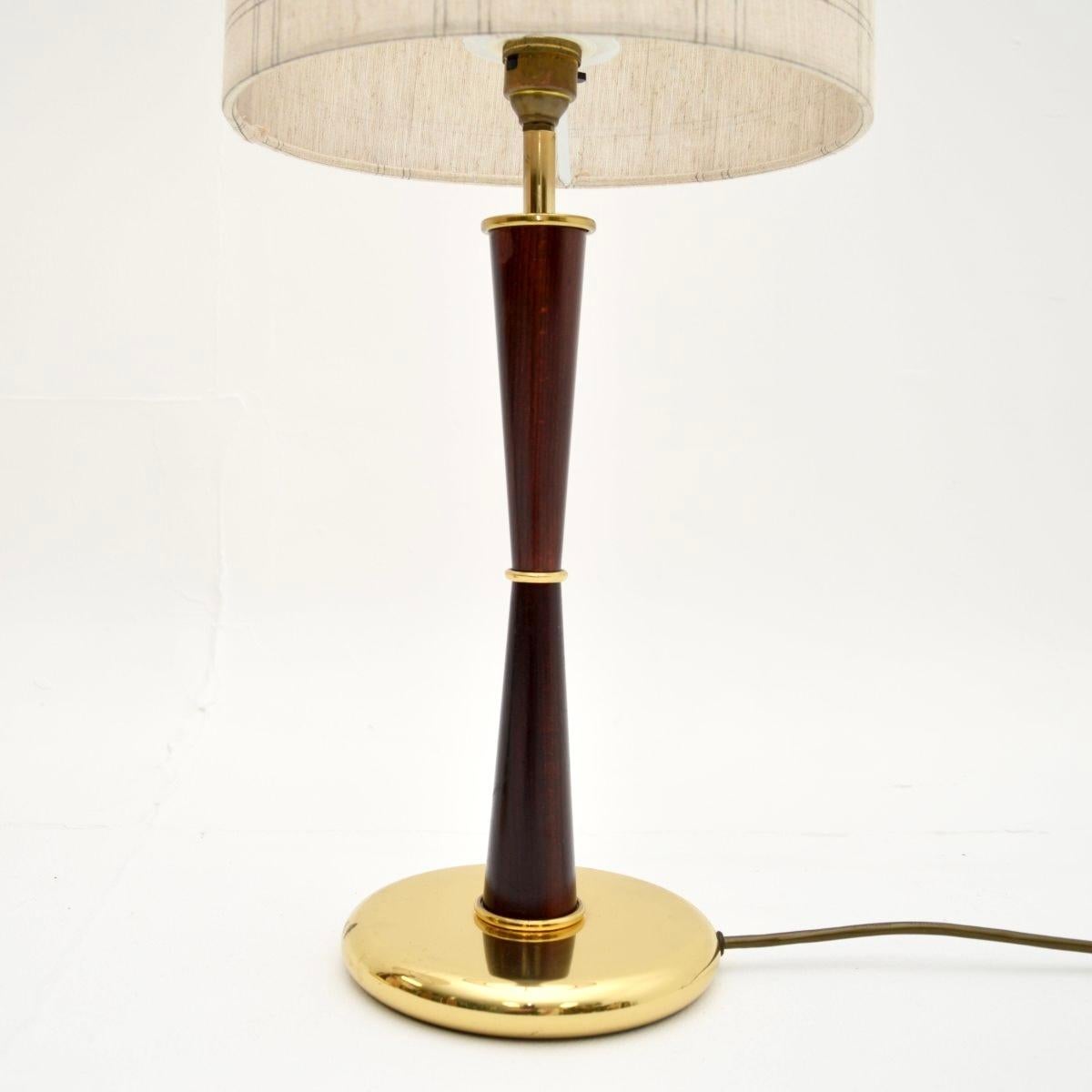 Britannique Paire de lampes de bureau vintage en bois et laiton en vente